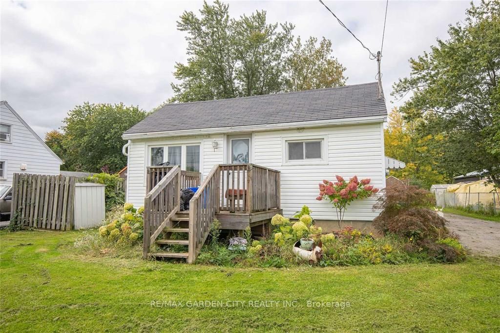1377 Merrittville Hwy Property Photo 1