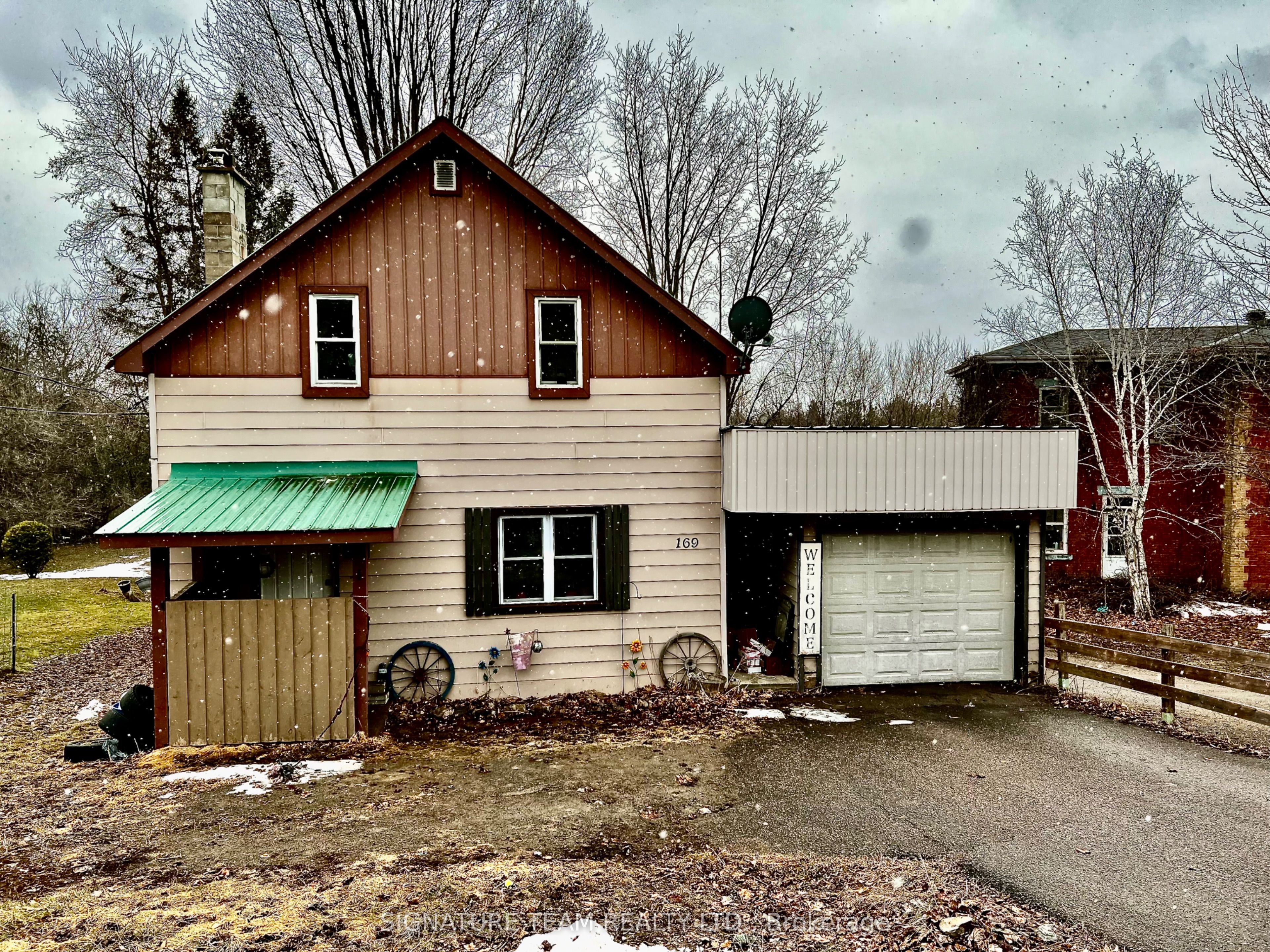 169 Bonnechere Street Property Photo