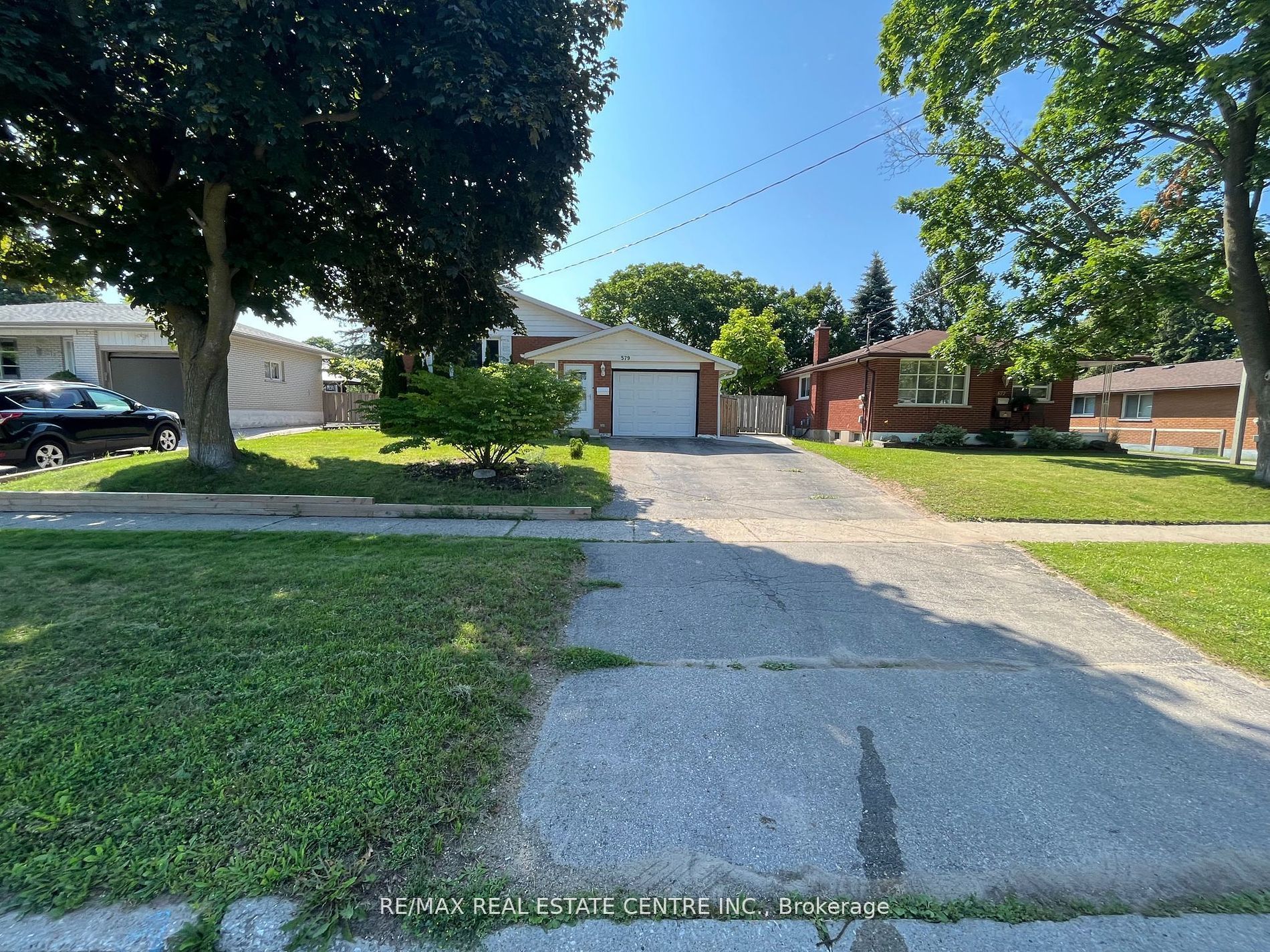 579 Woodlawn Rd E Property Photo