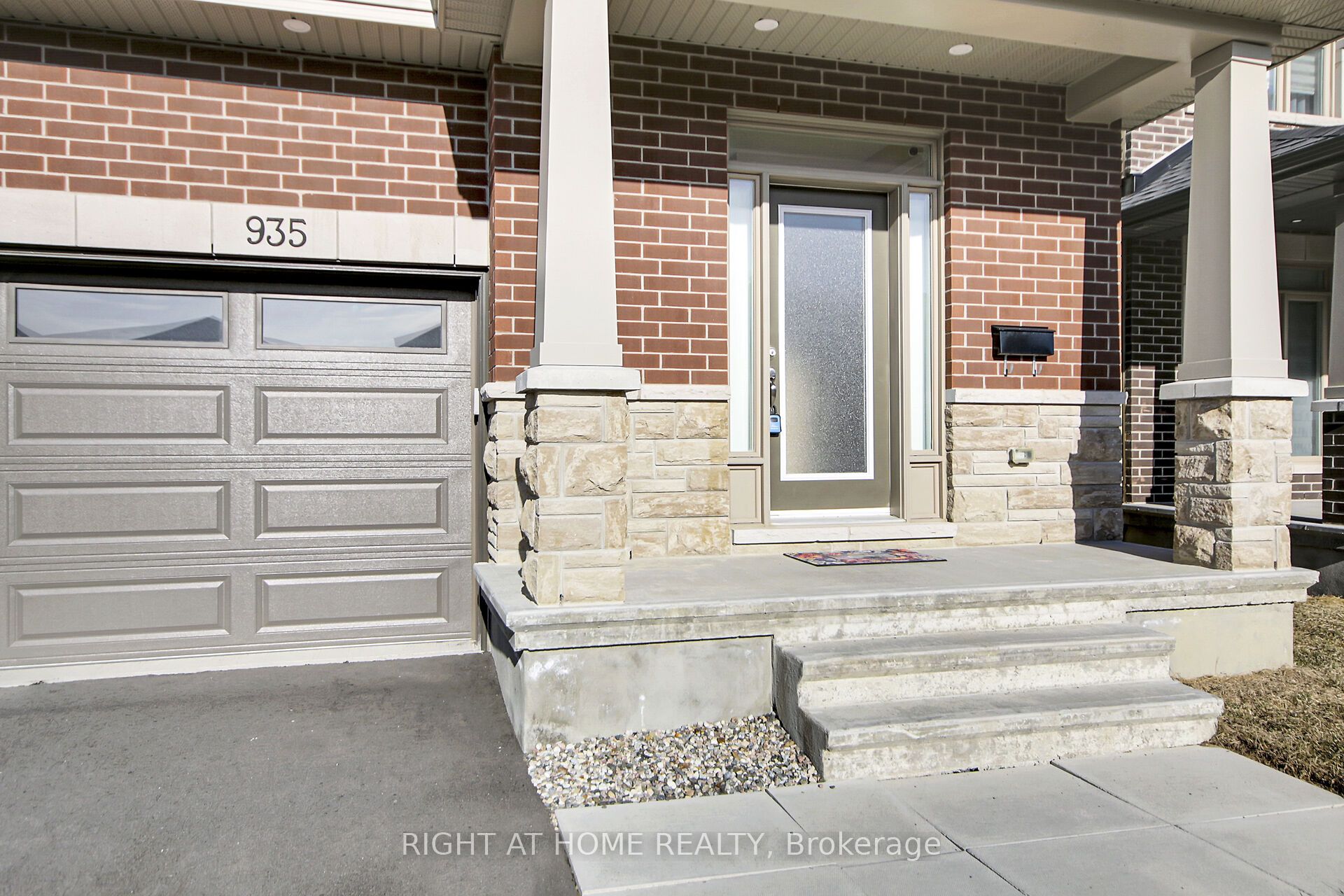 935 Embankment Street Property Photo 3