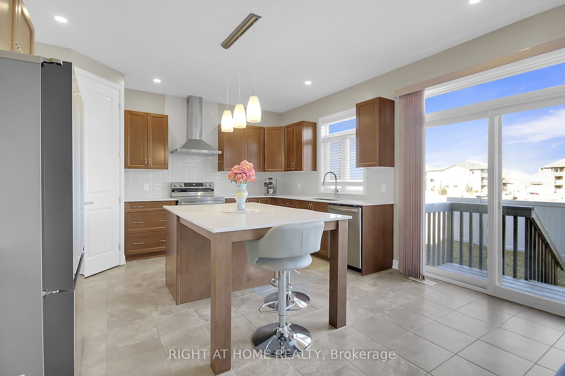935 Embankment Street Property Photo 10