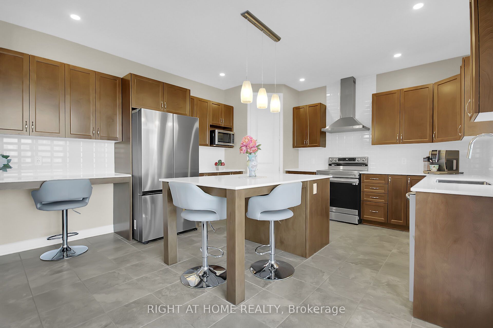 935 Embankment Street Property Photo 12