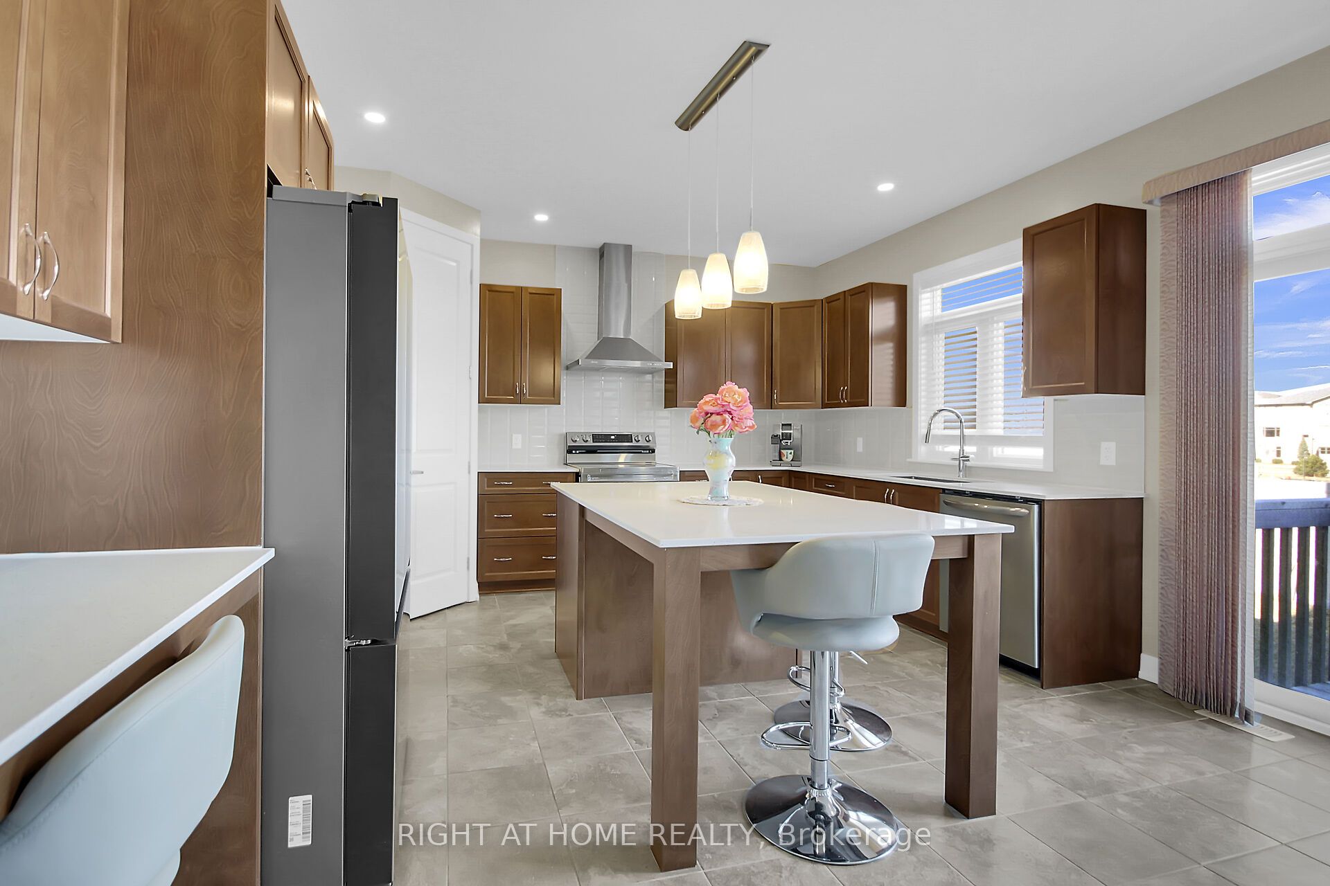 935 Embankment Street Property Photo 13