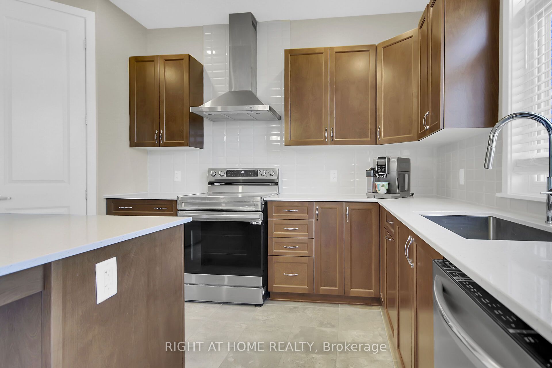 935 Embankment Street Property Photo 15