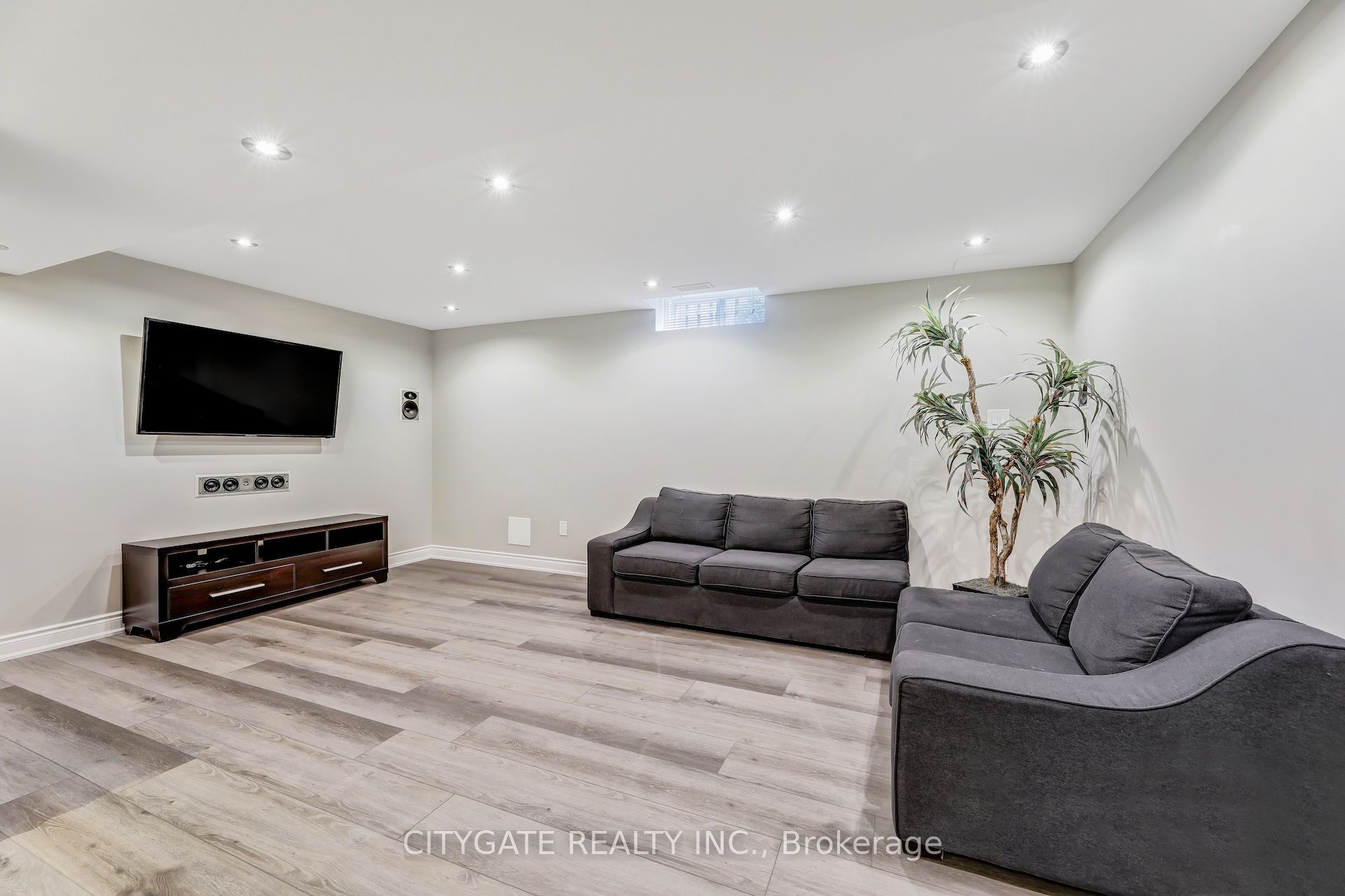 24 Simpson Avenue Property Photo 37