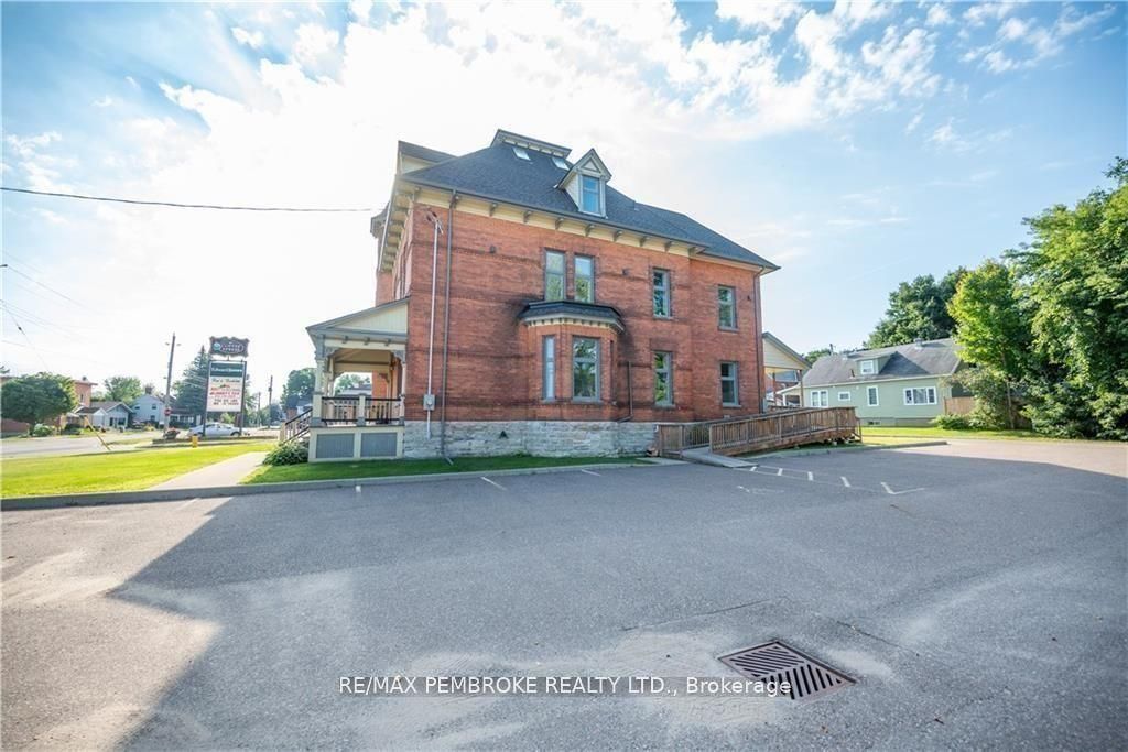 464 Pembroke Street Property Photo 3