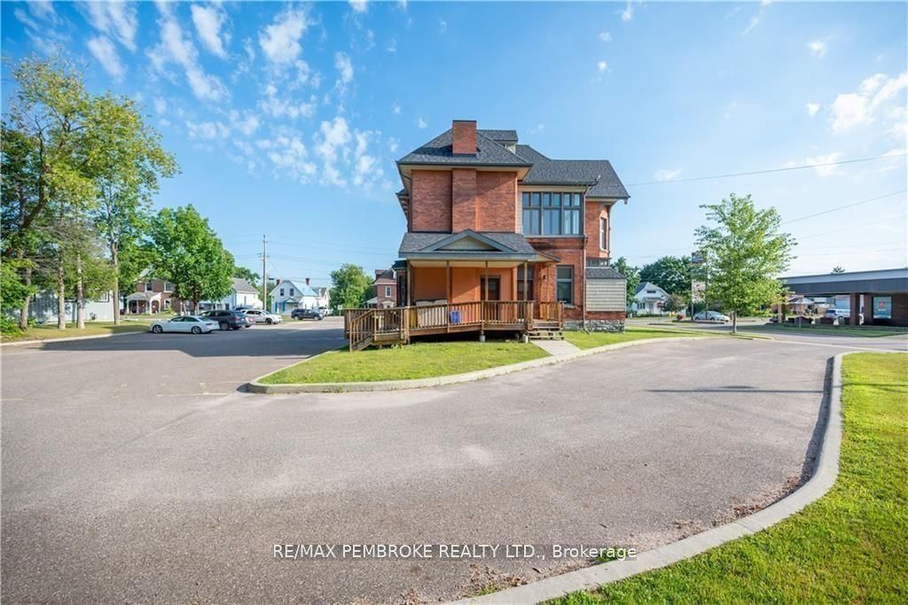 464 Pembroke Street Property Photo 4