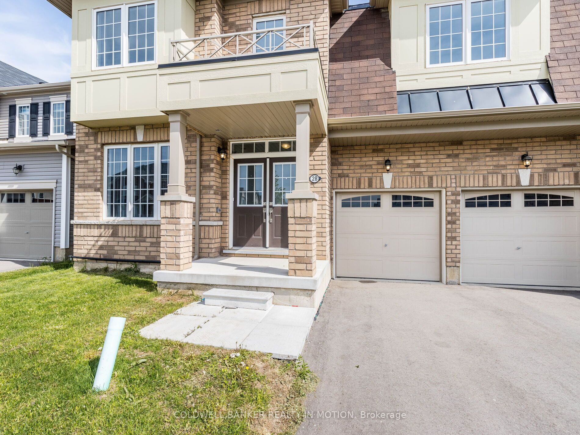 28 Esther Crescent W Property Photo 2