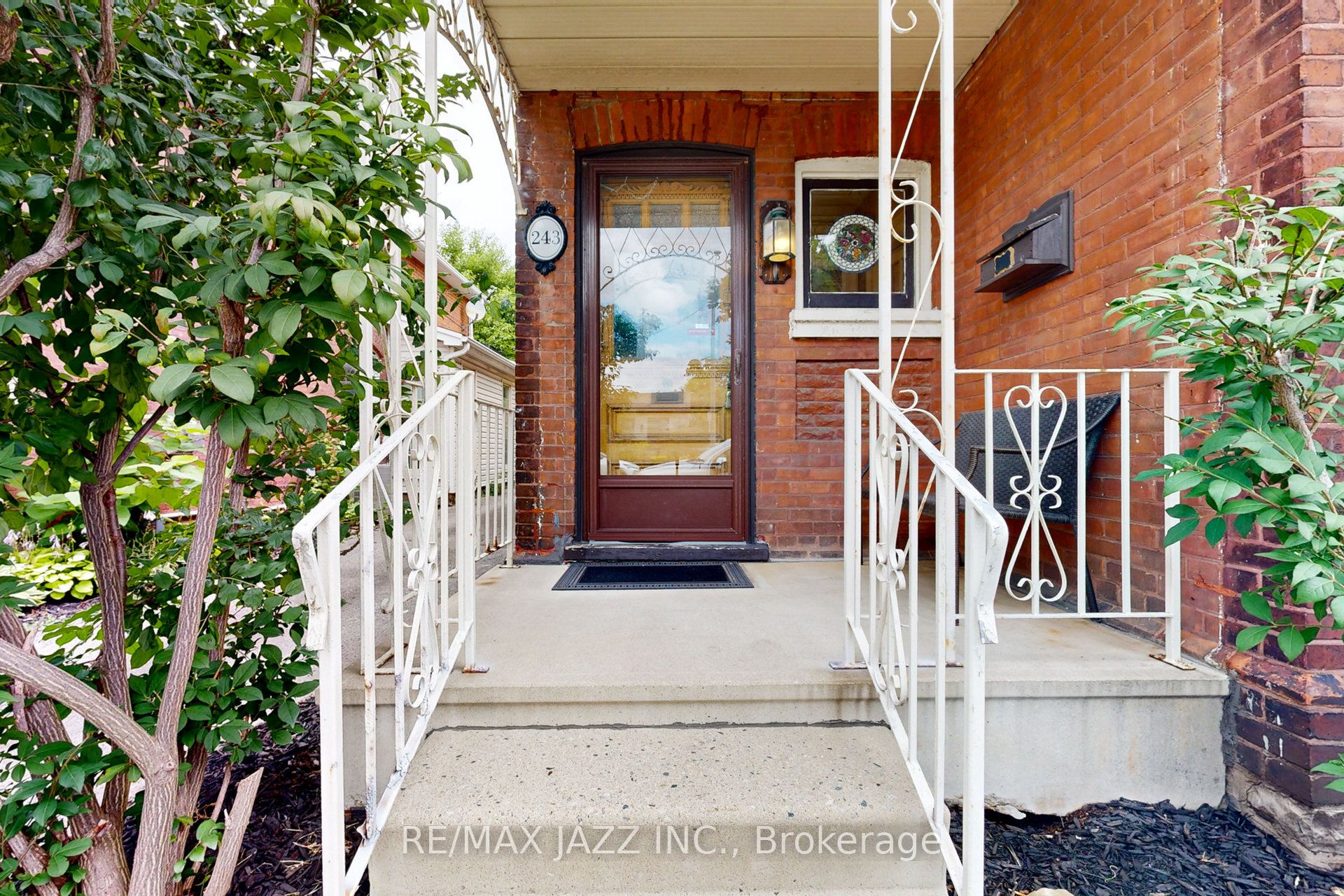 243 Brant Avenue Property Photo 2