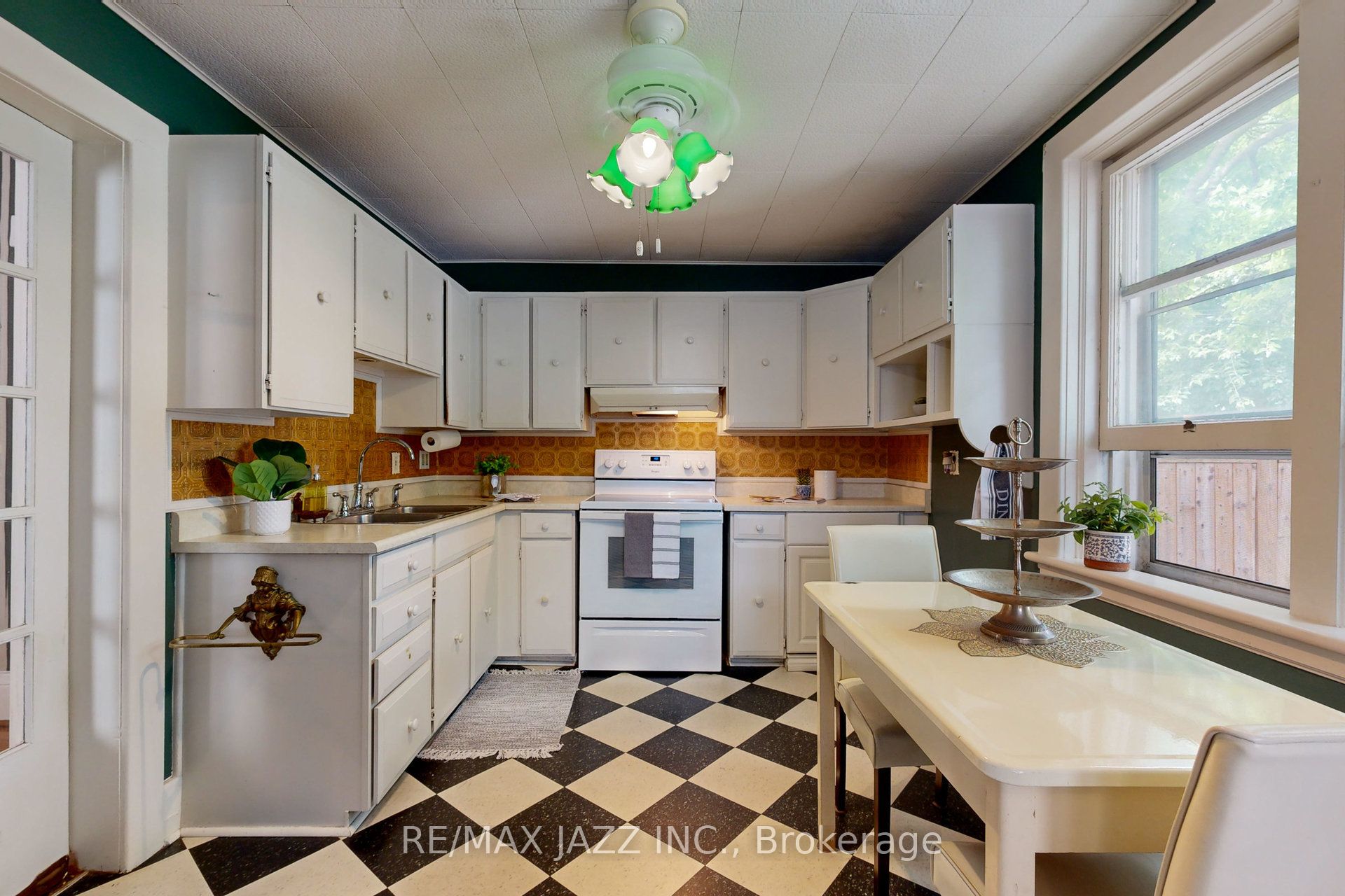 243 Brant Avenue Property Photo 15