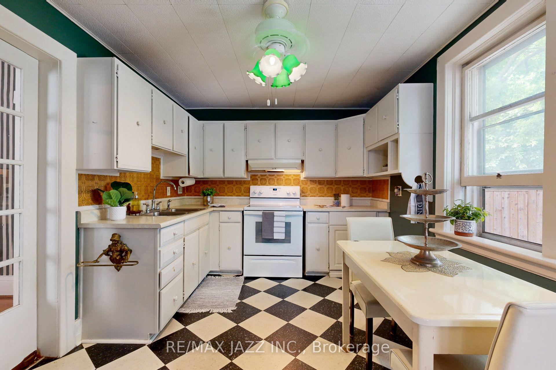 243 Brant Avenue Property Photo 18