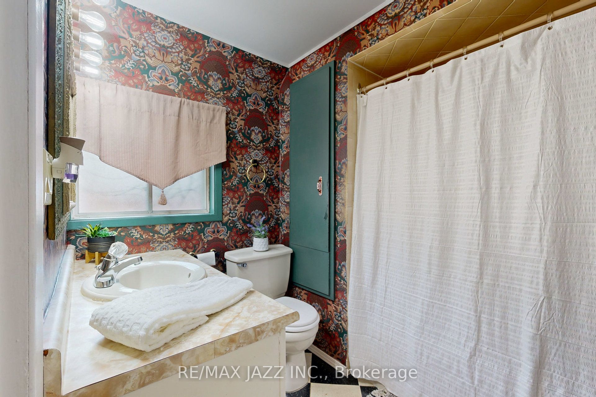 243 Brant Avenue Property Photo 32