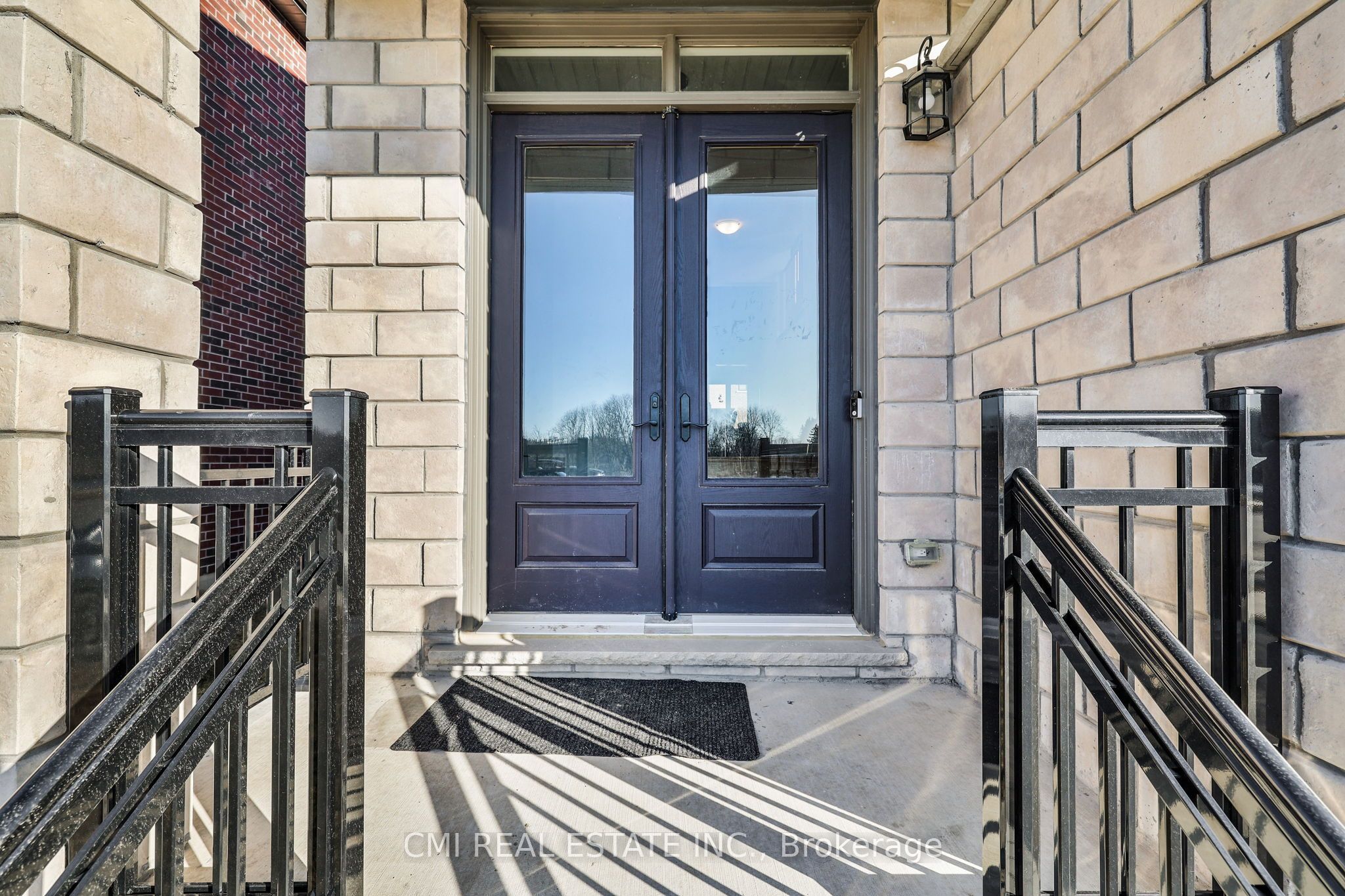1403 Upper Thames Drive Property Photo 4