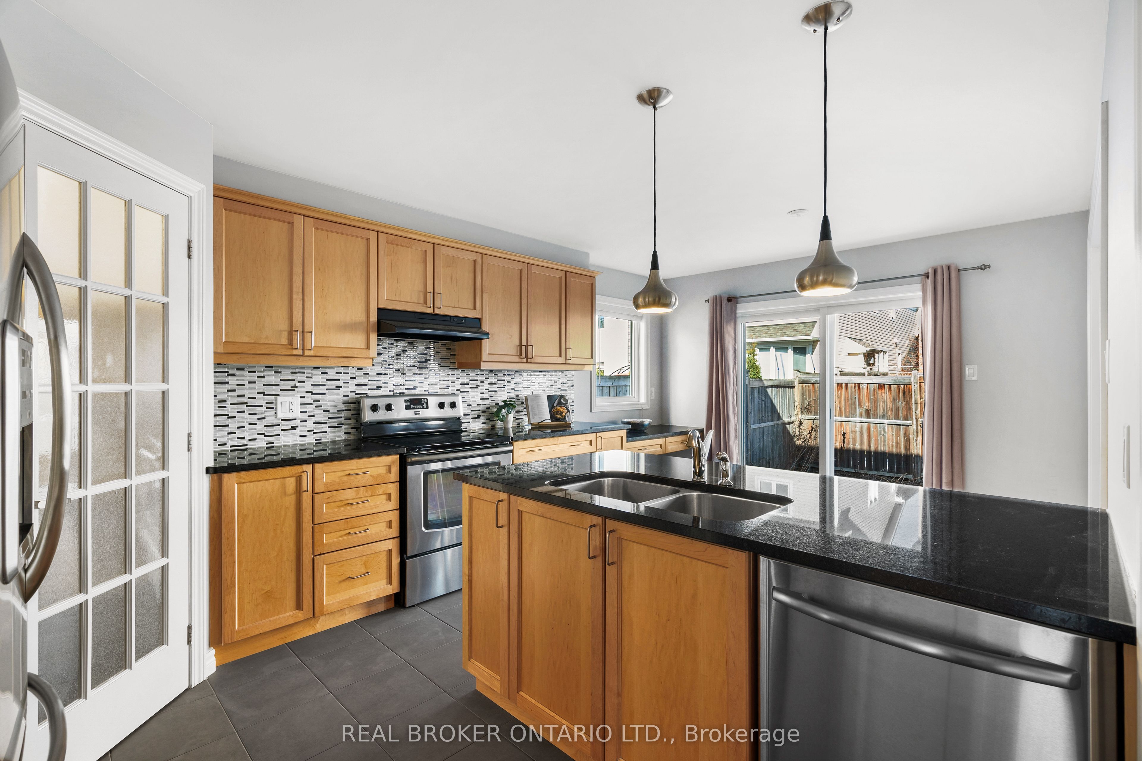 256 Rivertree Street Property Photo 10