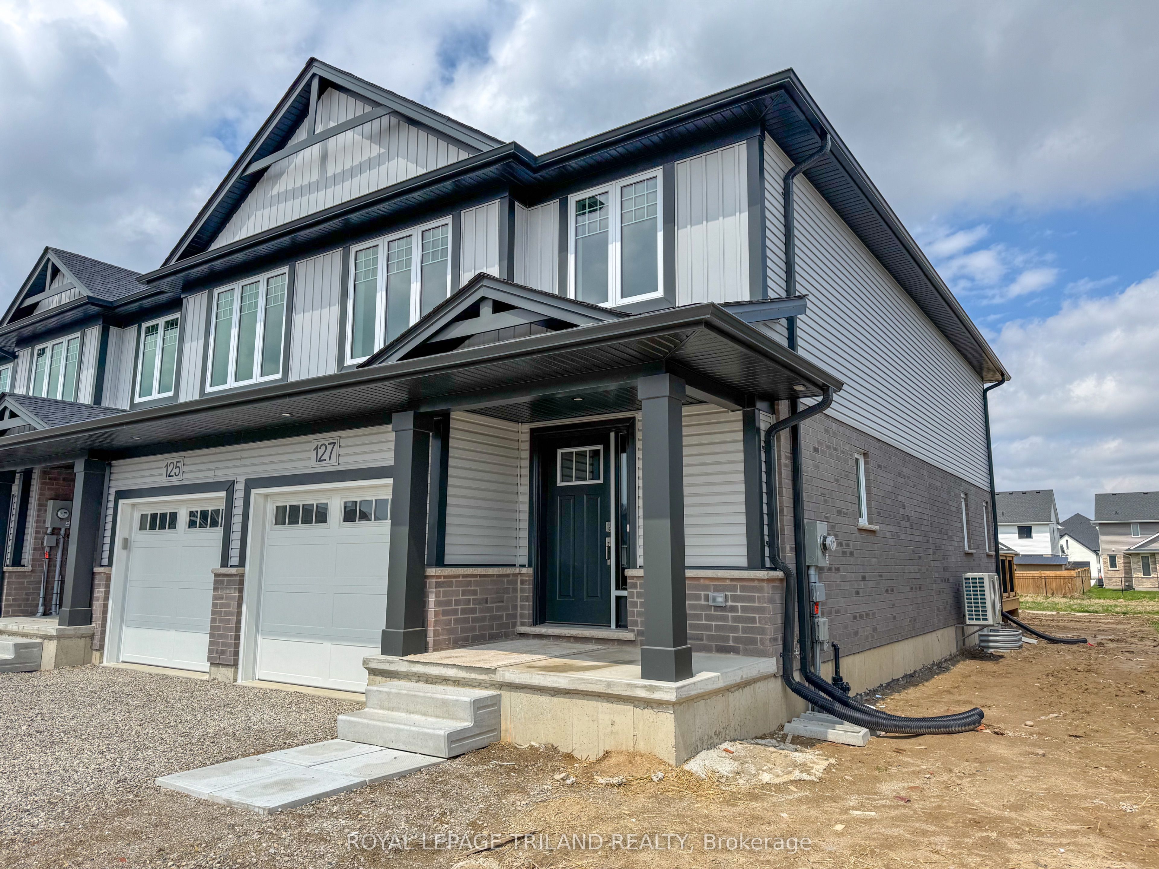 41 Empire Pkwy Property Photo 2