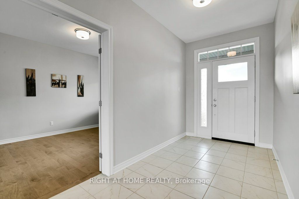 844 Snowdrop Crescent Property Photo 2