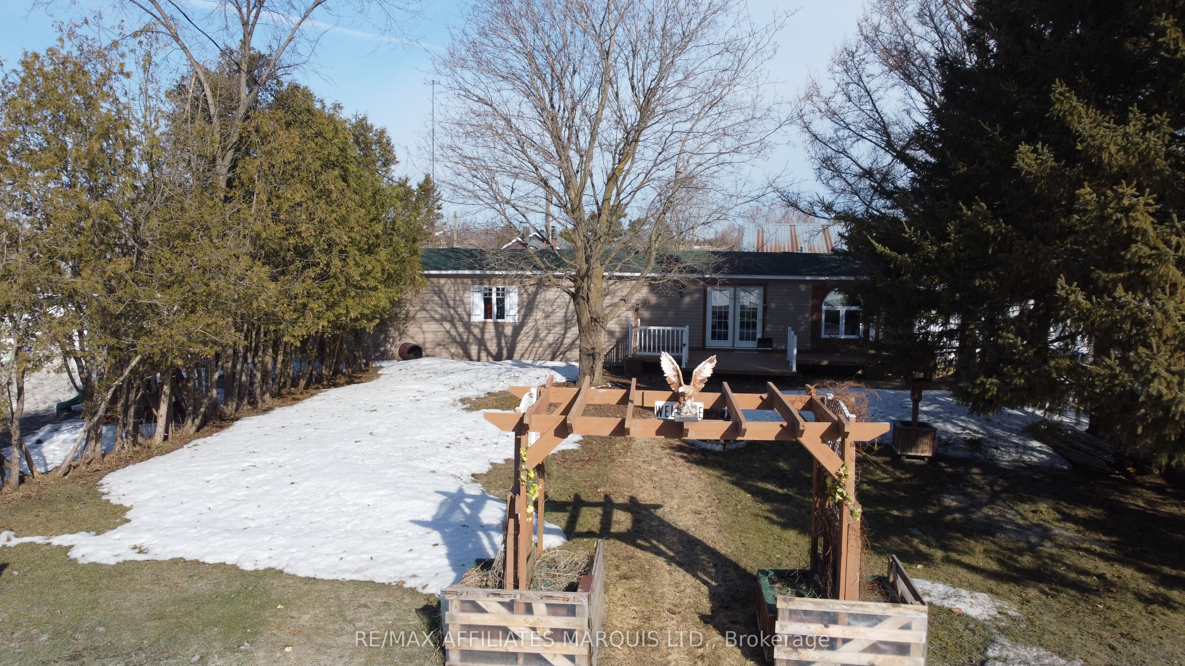 20977 Lochiel Road Property Photo