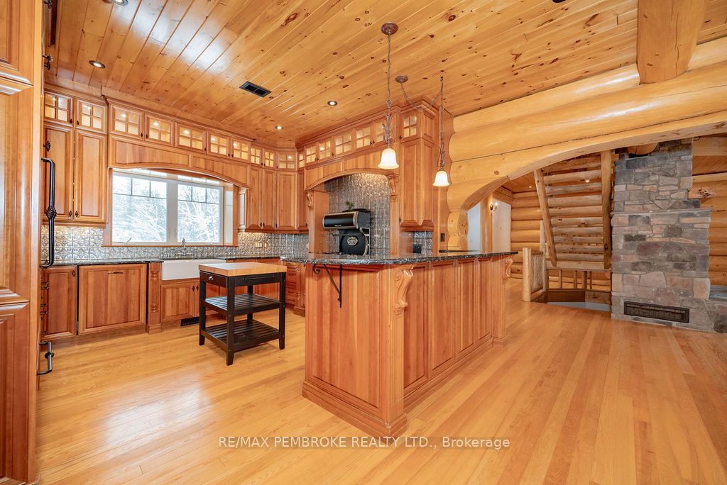 2467 Darling Road Property Photo 5