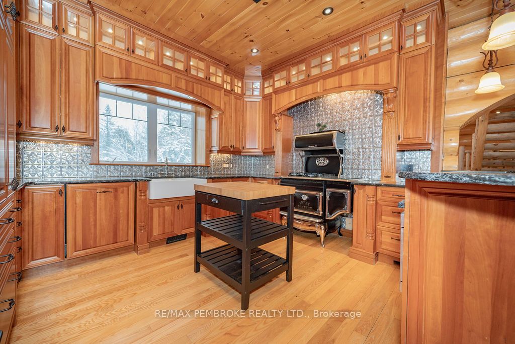 2467 Darling Road Property Photo 6