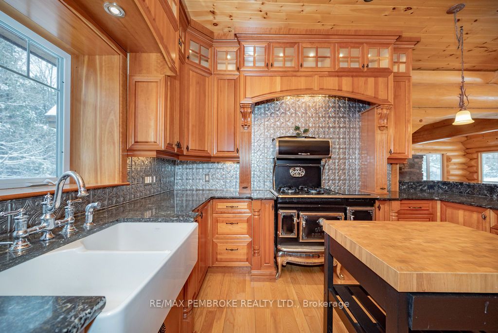 2467 Darling Road Property Photo 7