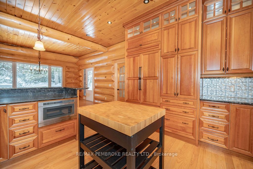 2467 Darling Road Property Photo 8