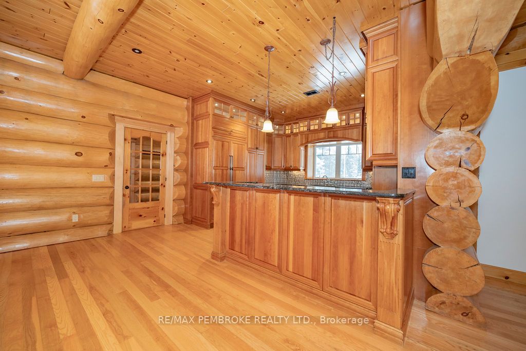 2467 Darling Road Property Photo 9