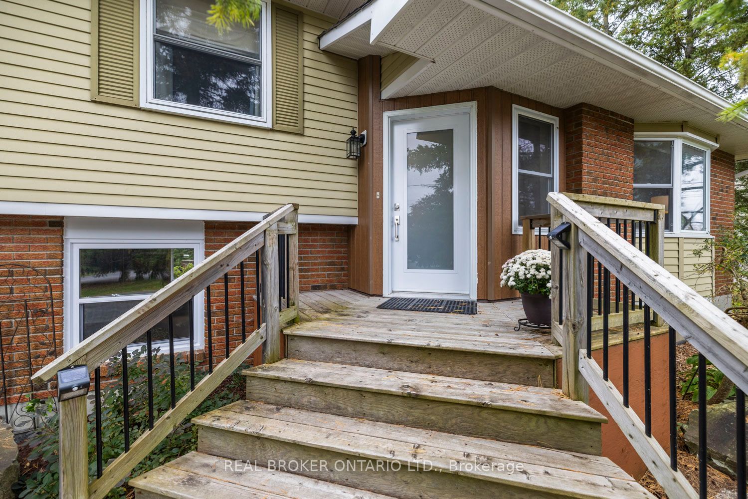 392 Country Street Property Photo 2