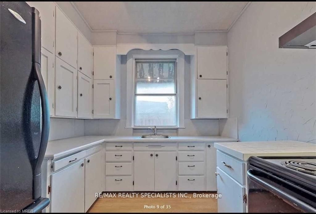 225 Dundas Street Property Photo 6