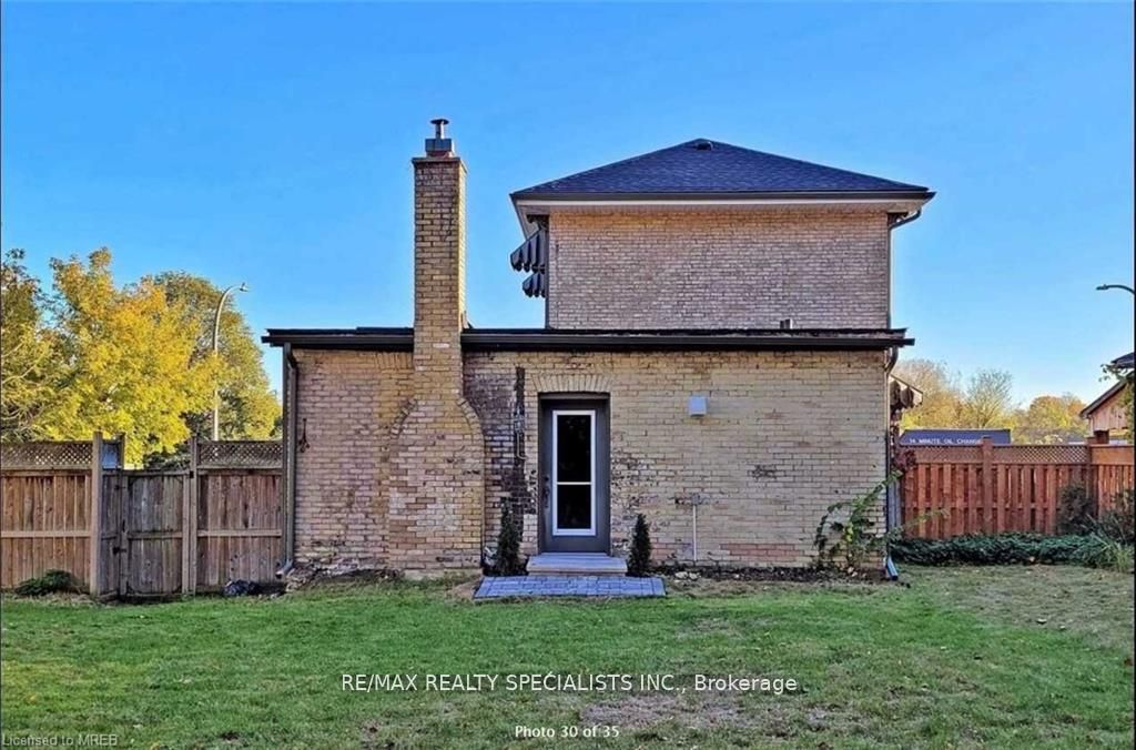 225 Dundas Street Property Photo 13
