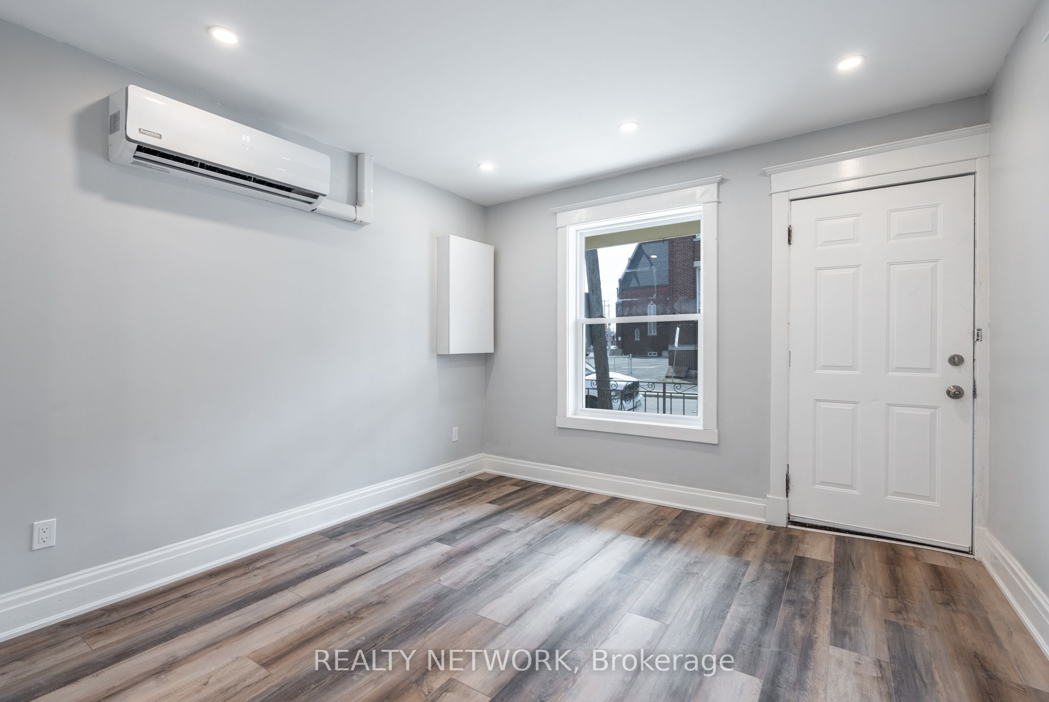 189 Britannia Ave Property Photo 9