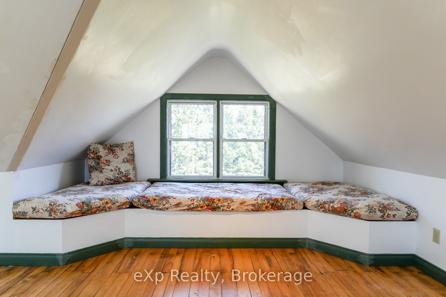 845064 Deviation Road Property Photo 37