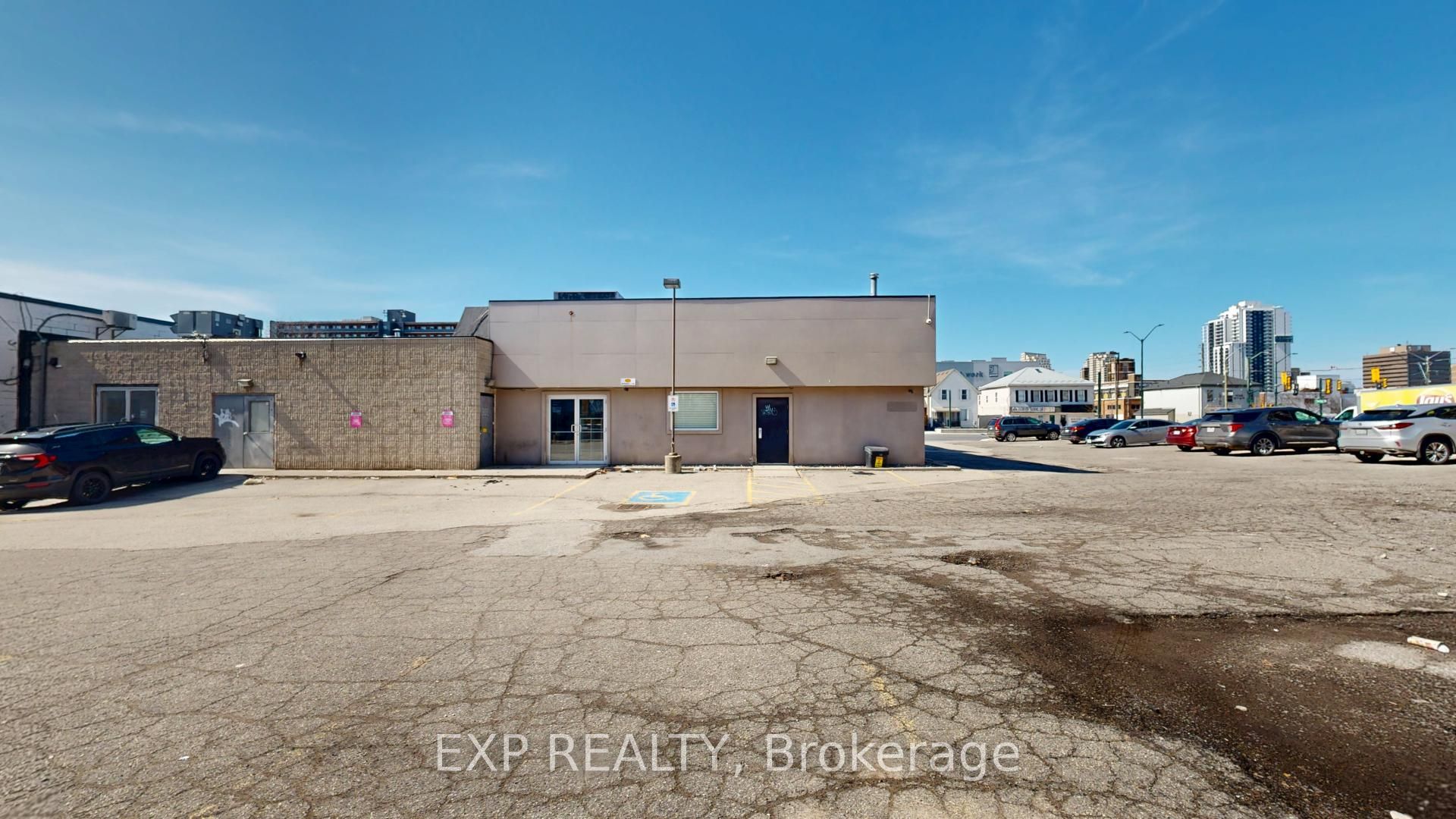 #lower - 222 Wellington Street Property Photo 2