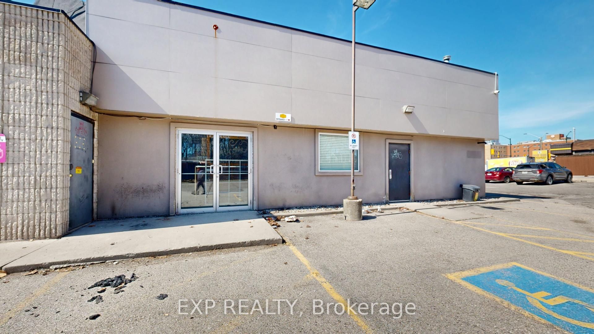 #lower - 222 Wellington Street Property Photo 3