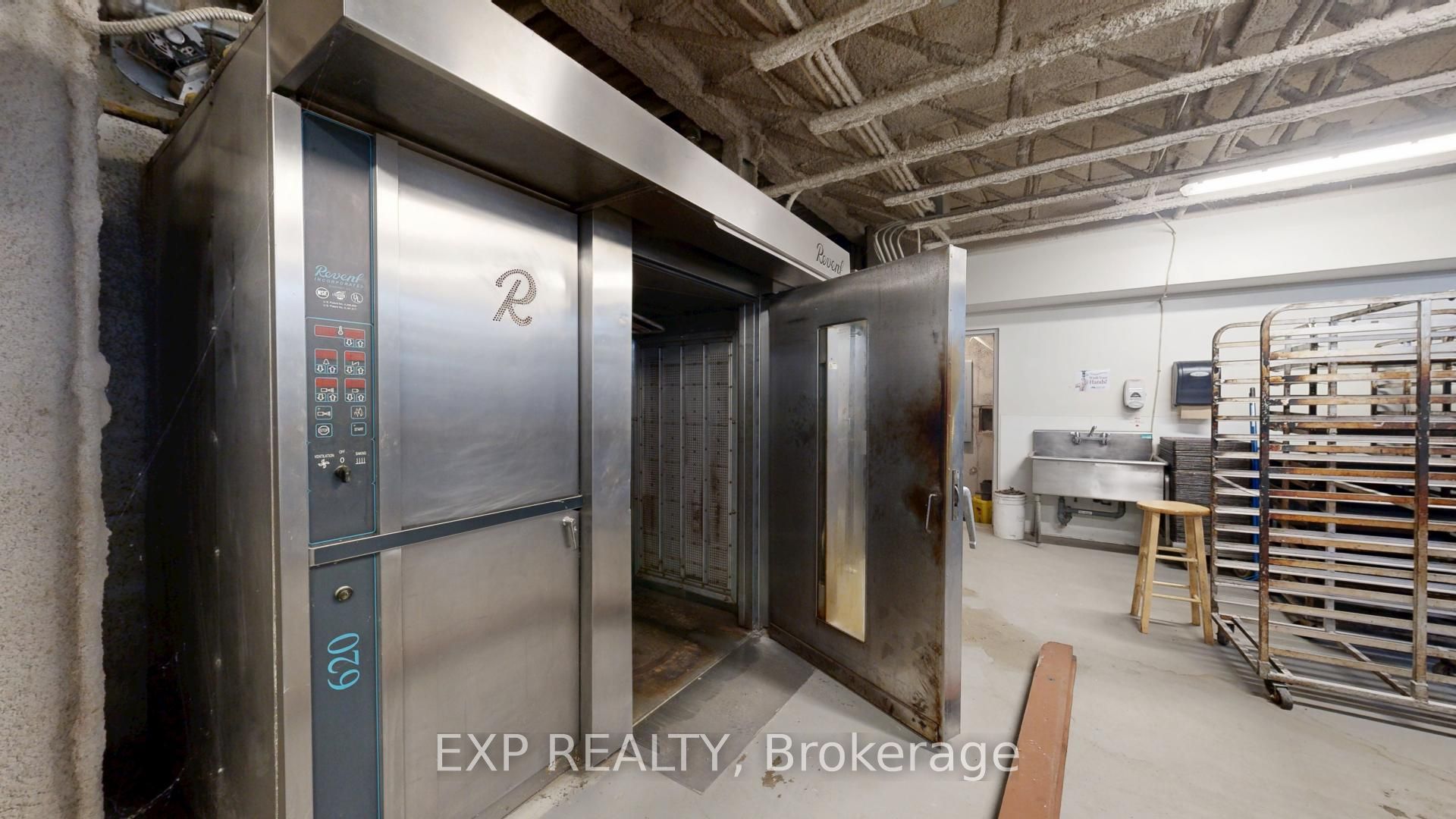 #lower - 222 Wellington Street Property Photo 7