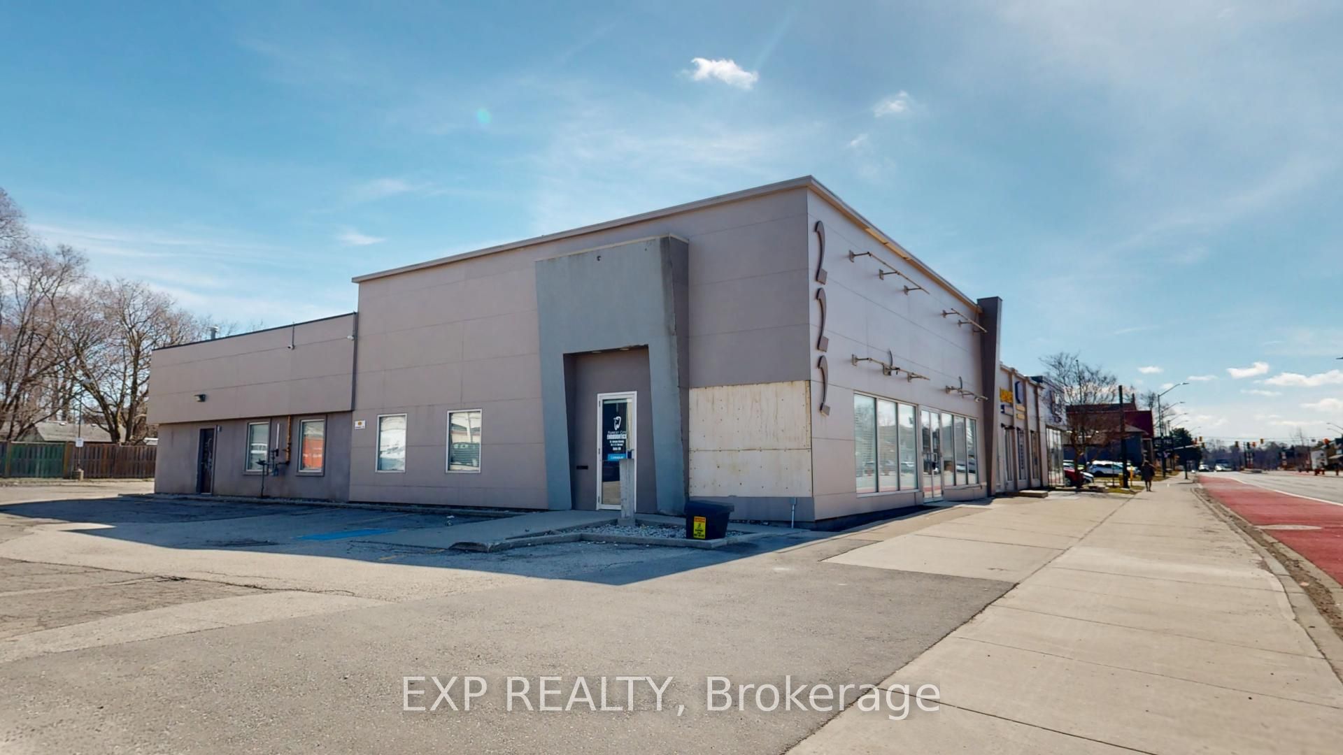 #102 - 222 Wellington Street Property Photo 2