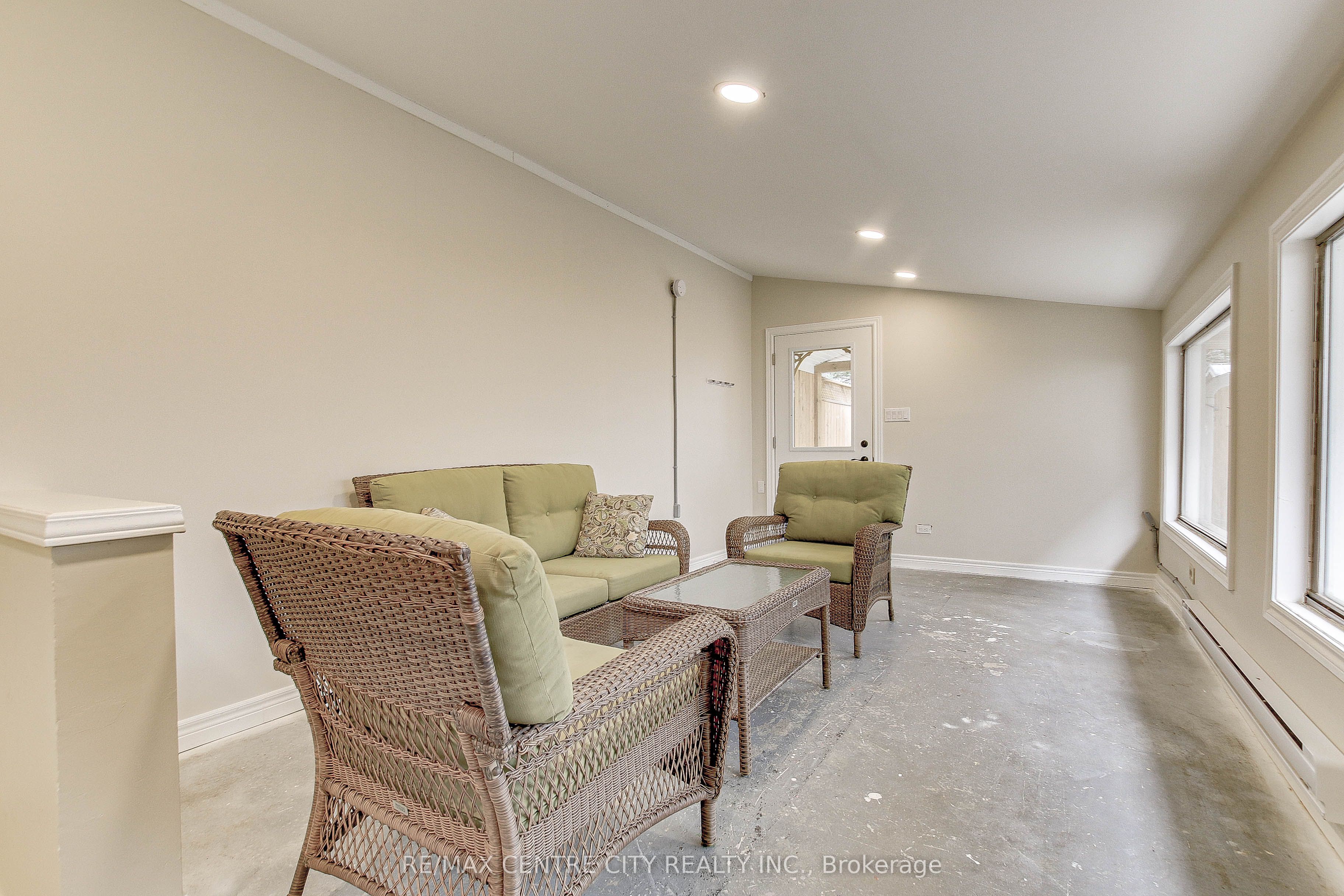 329 Smith Street Lower Property Photo 14