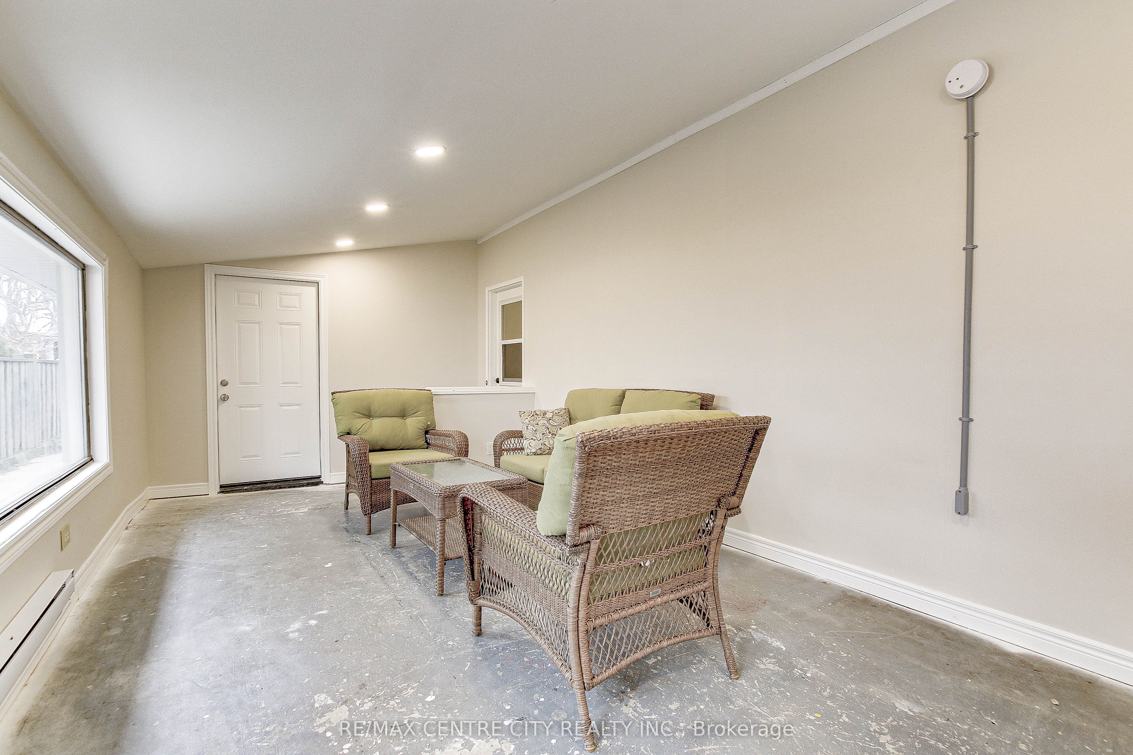 329 Smith Street Lower Property Photo 15