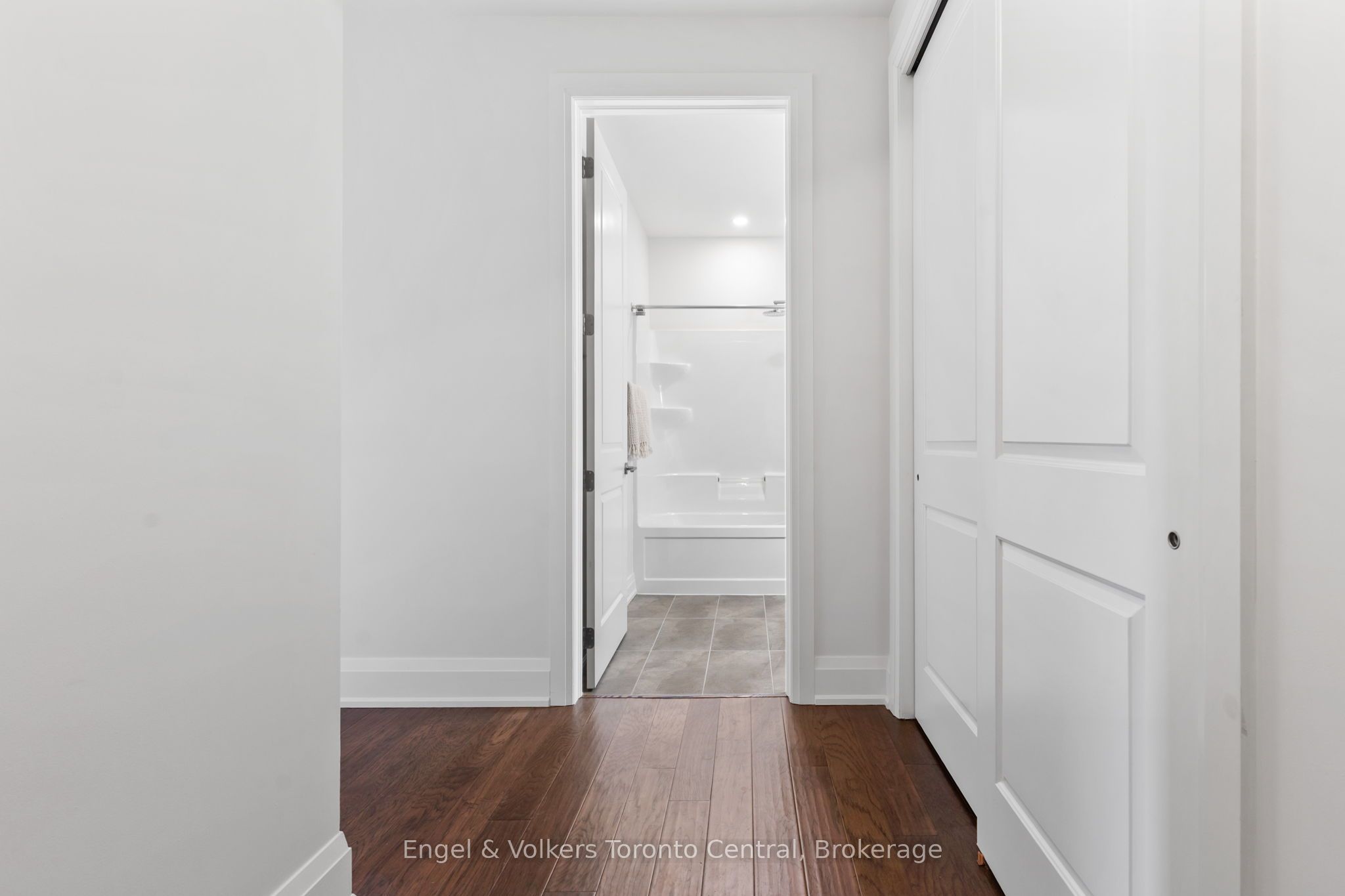 80 9th Street E 404 Property Photo 6