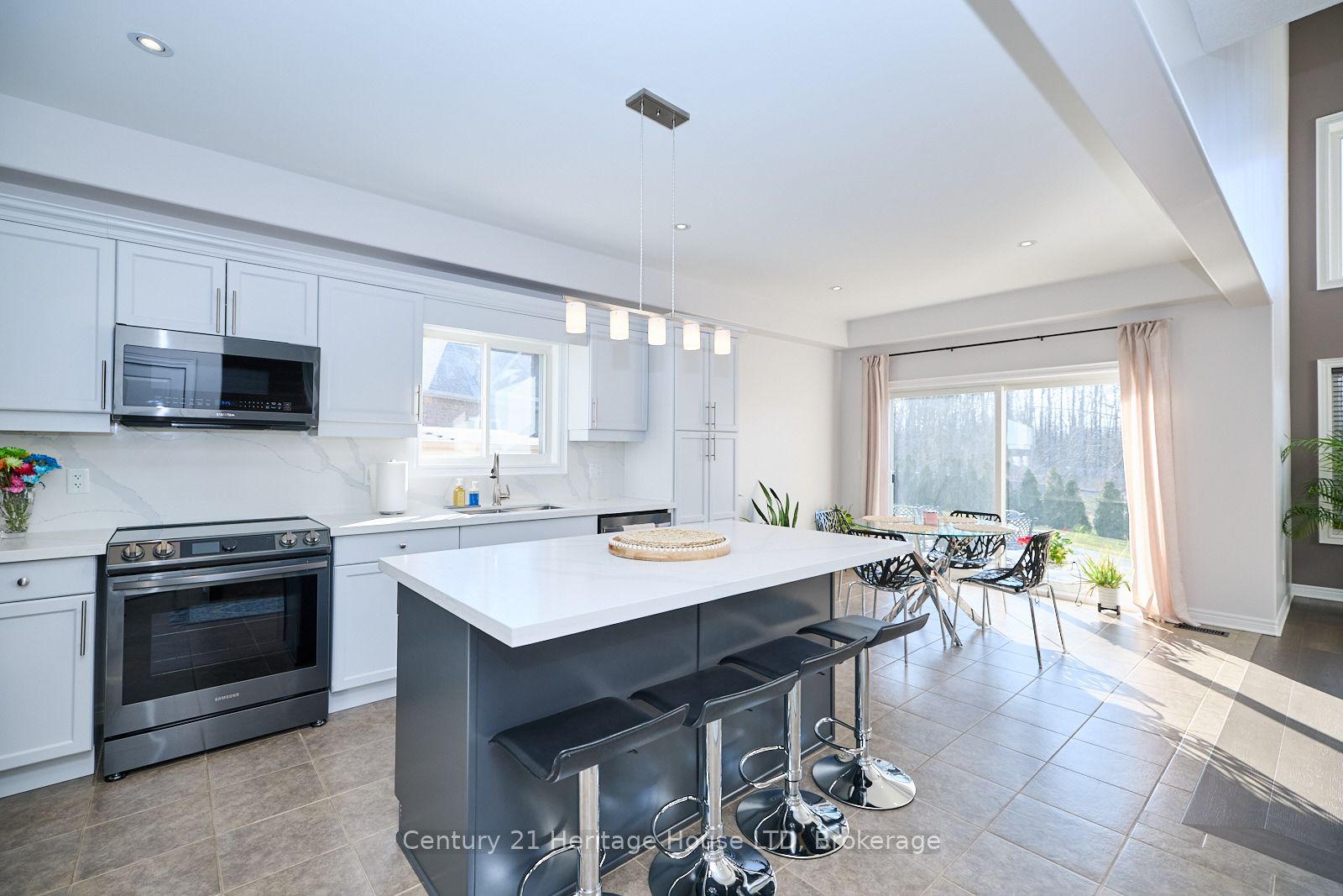 680 Brian Street Property Photo 4
