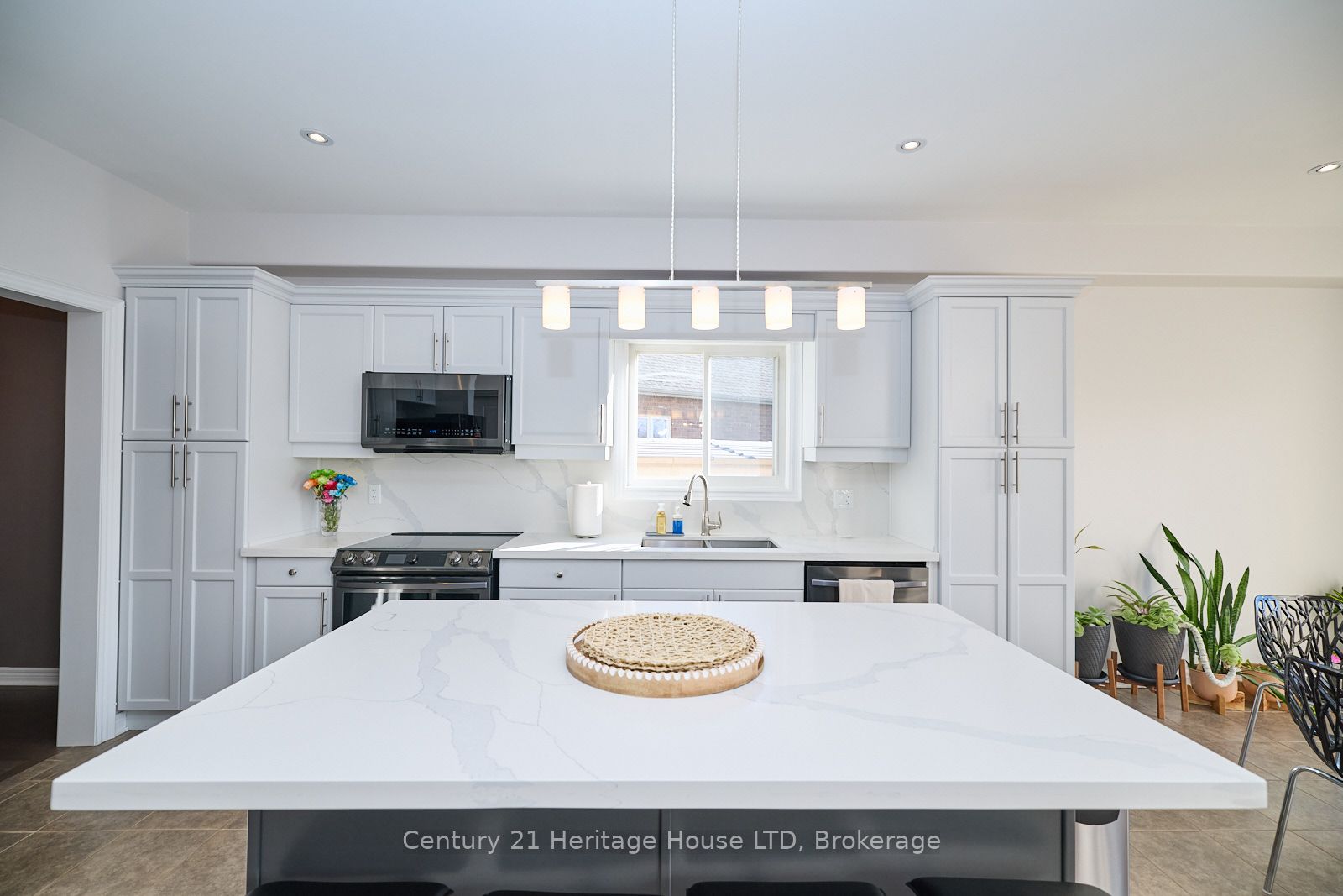 680 Brian Street Property Photo 6