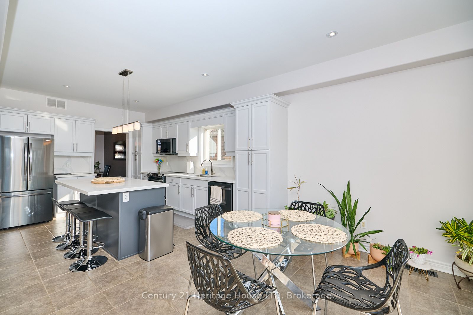 680 Brian Street Property Photo 8