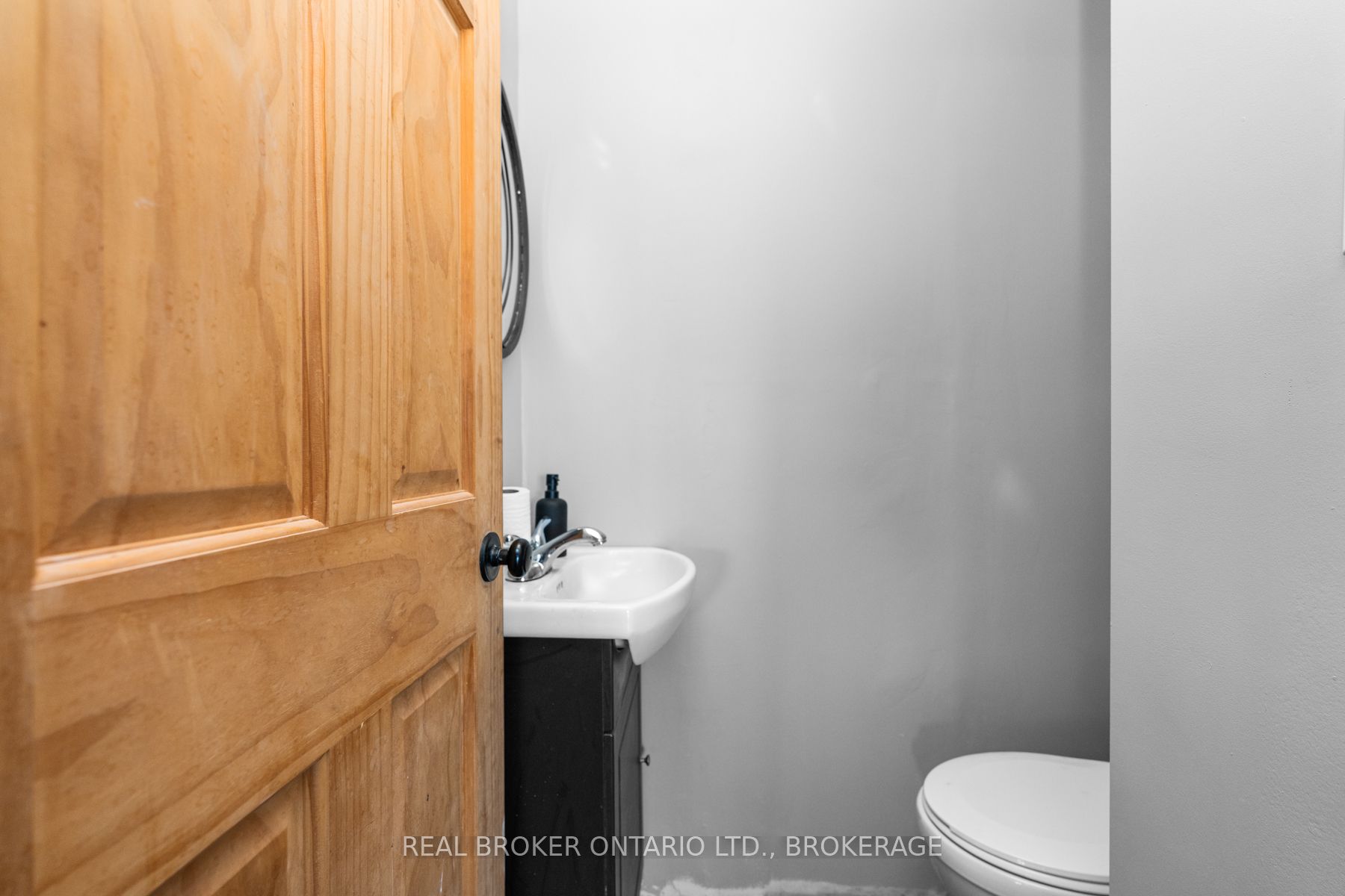 9656 Loyalist Parkway Property Photo 18