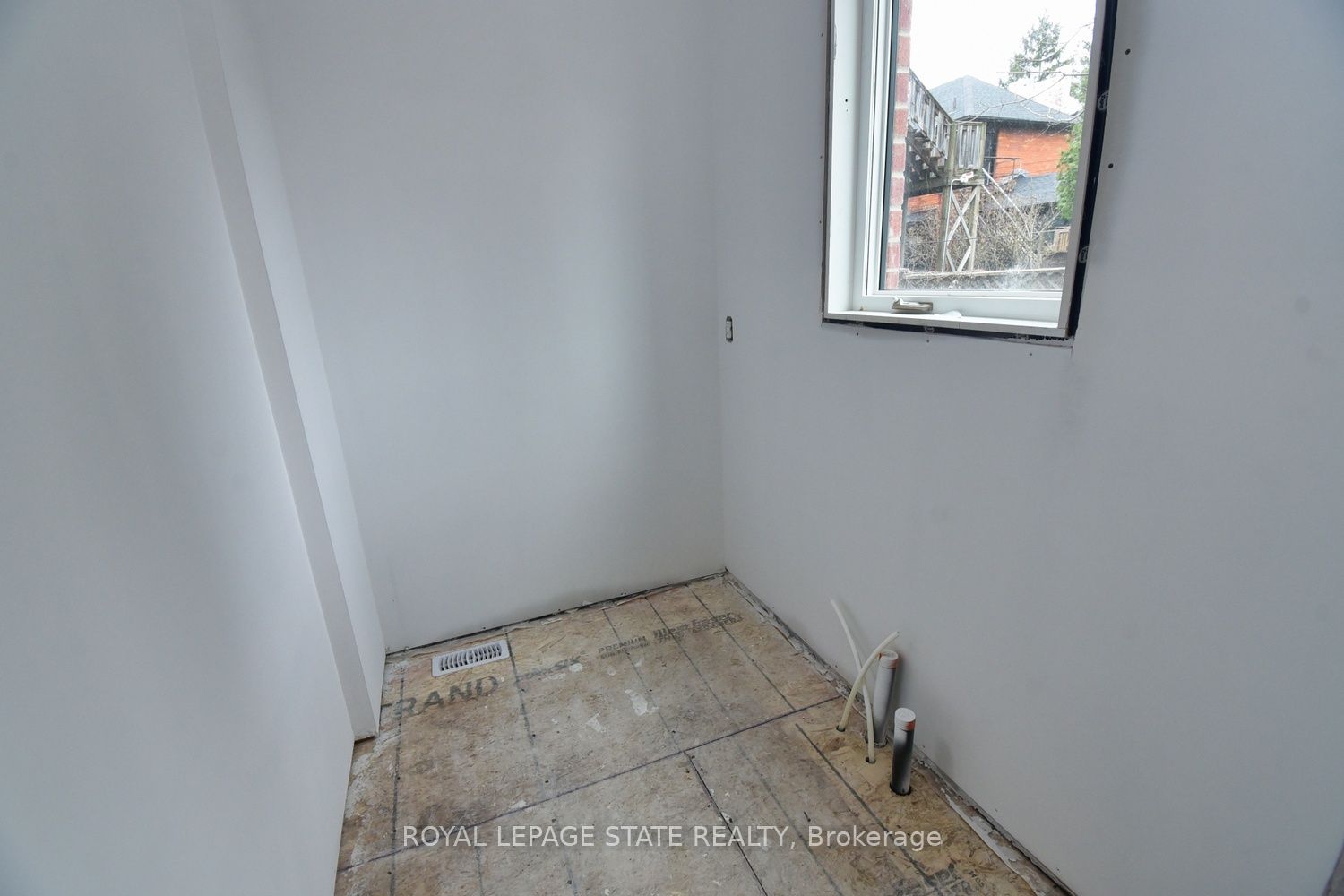 279 Hess Street S Property Photo 4