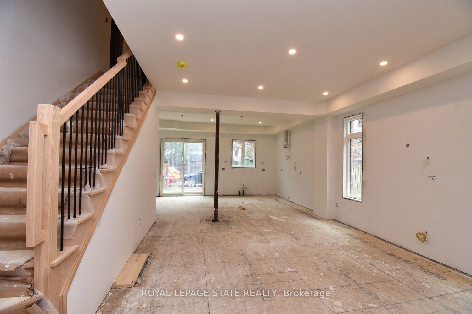 279 Hess Street S Property Photo 11