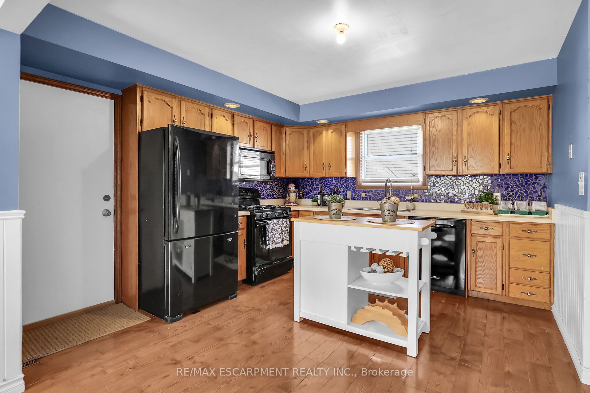 5001 Hillside Drive Property Photo 6