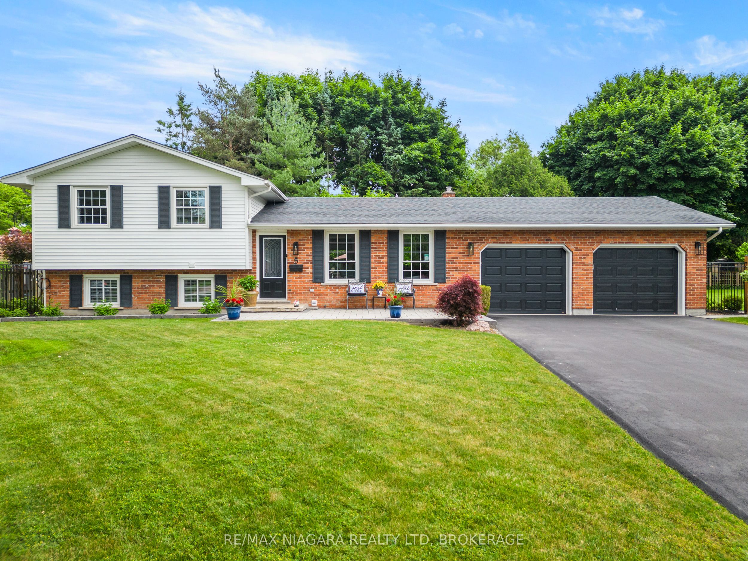 5 Loyalist Court Property Photo