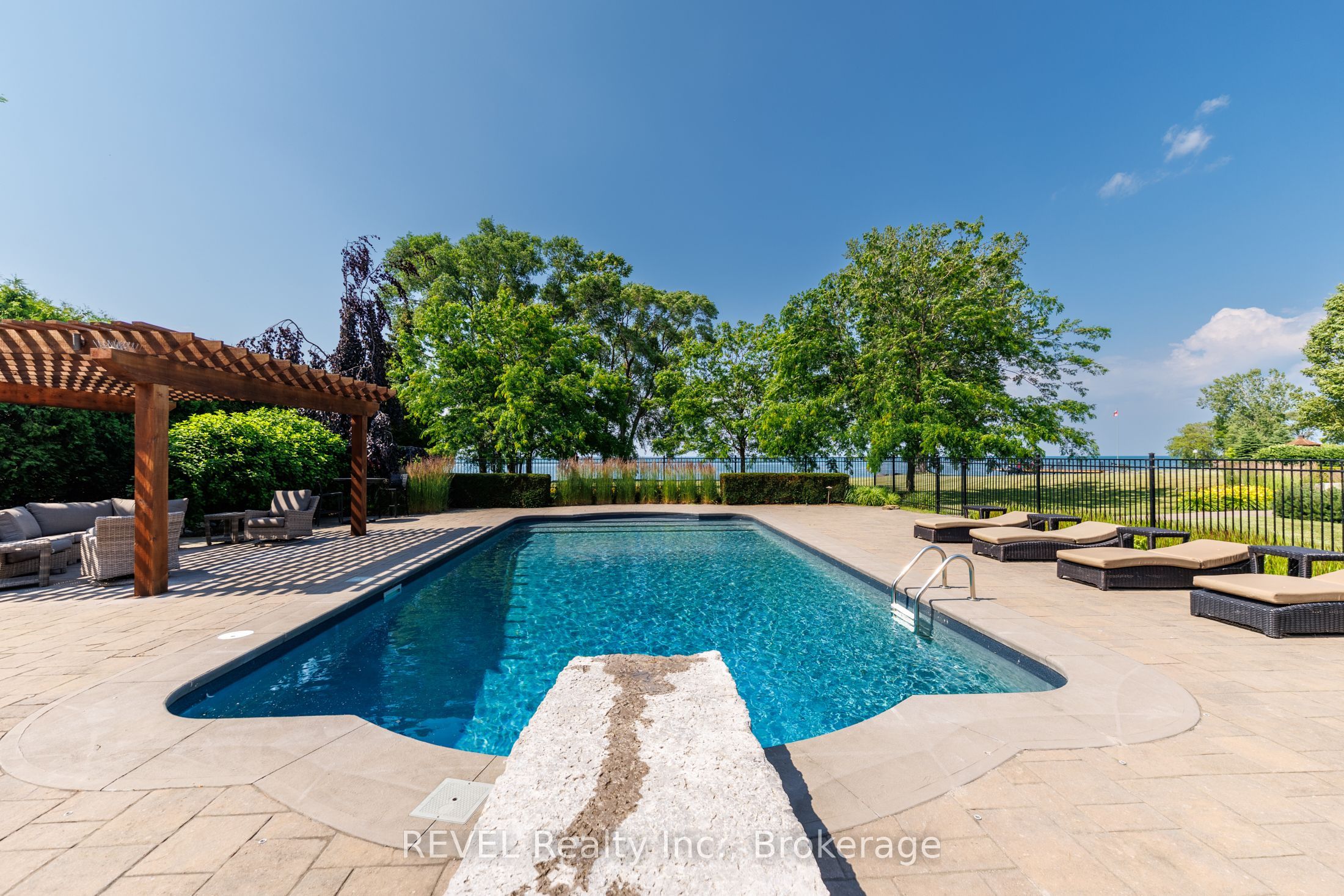 1234 Lakeshore Road N Property Photo 3