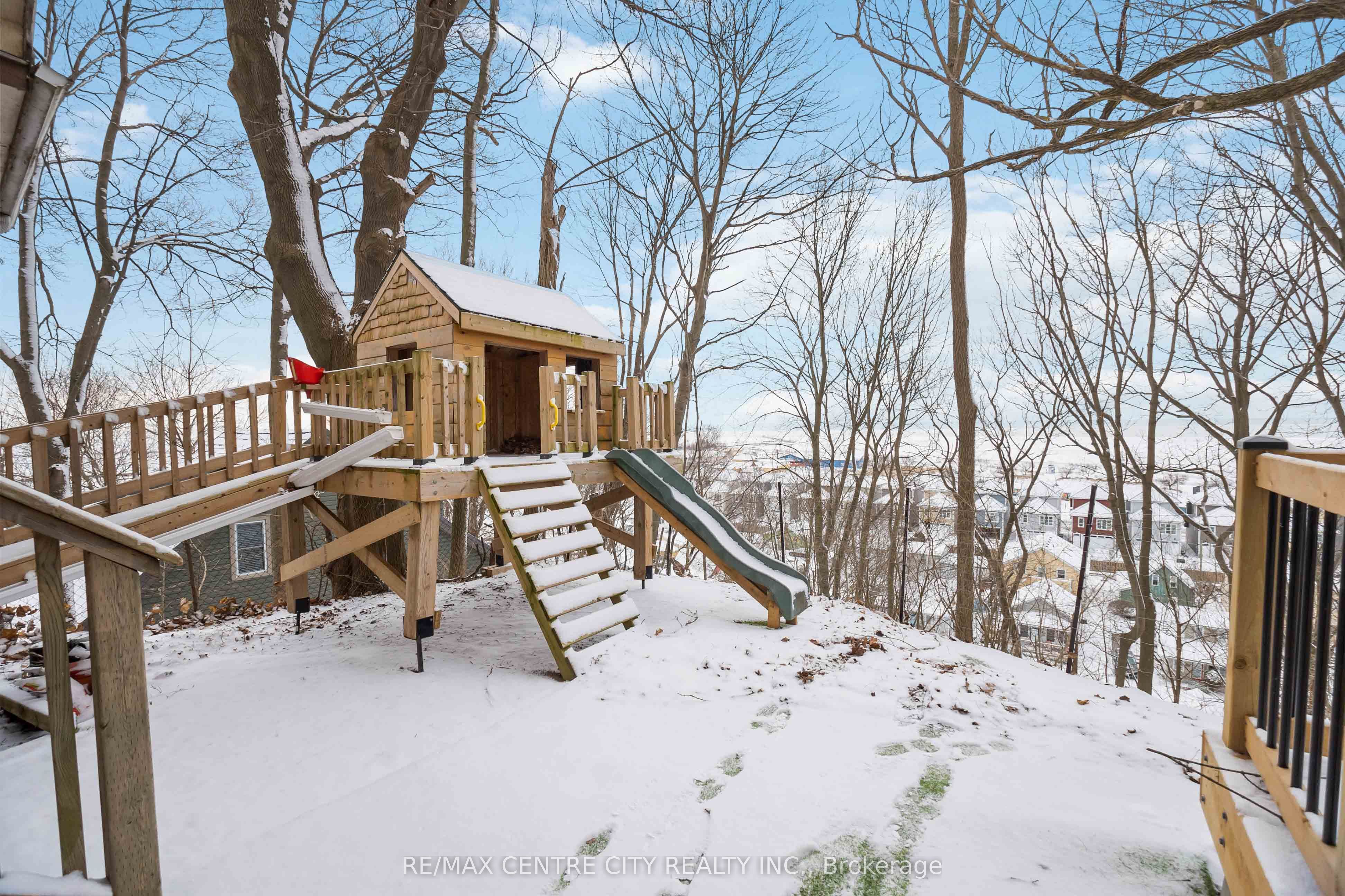 348 Erie Street Property Photo 29