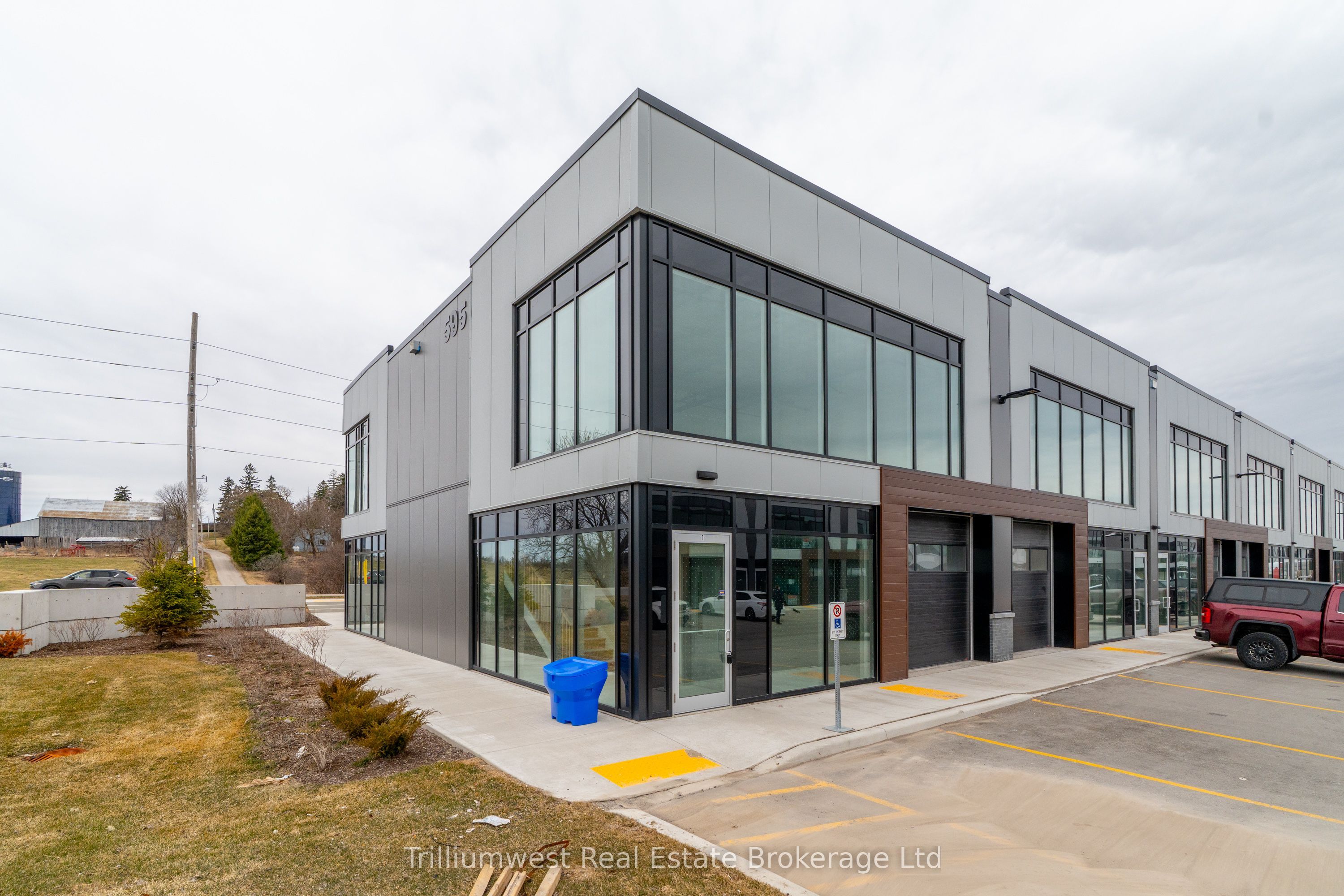 #upper & Lower - 595 Hanlon Creek Boulevard Property Photo 1