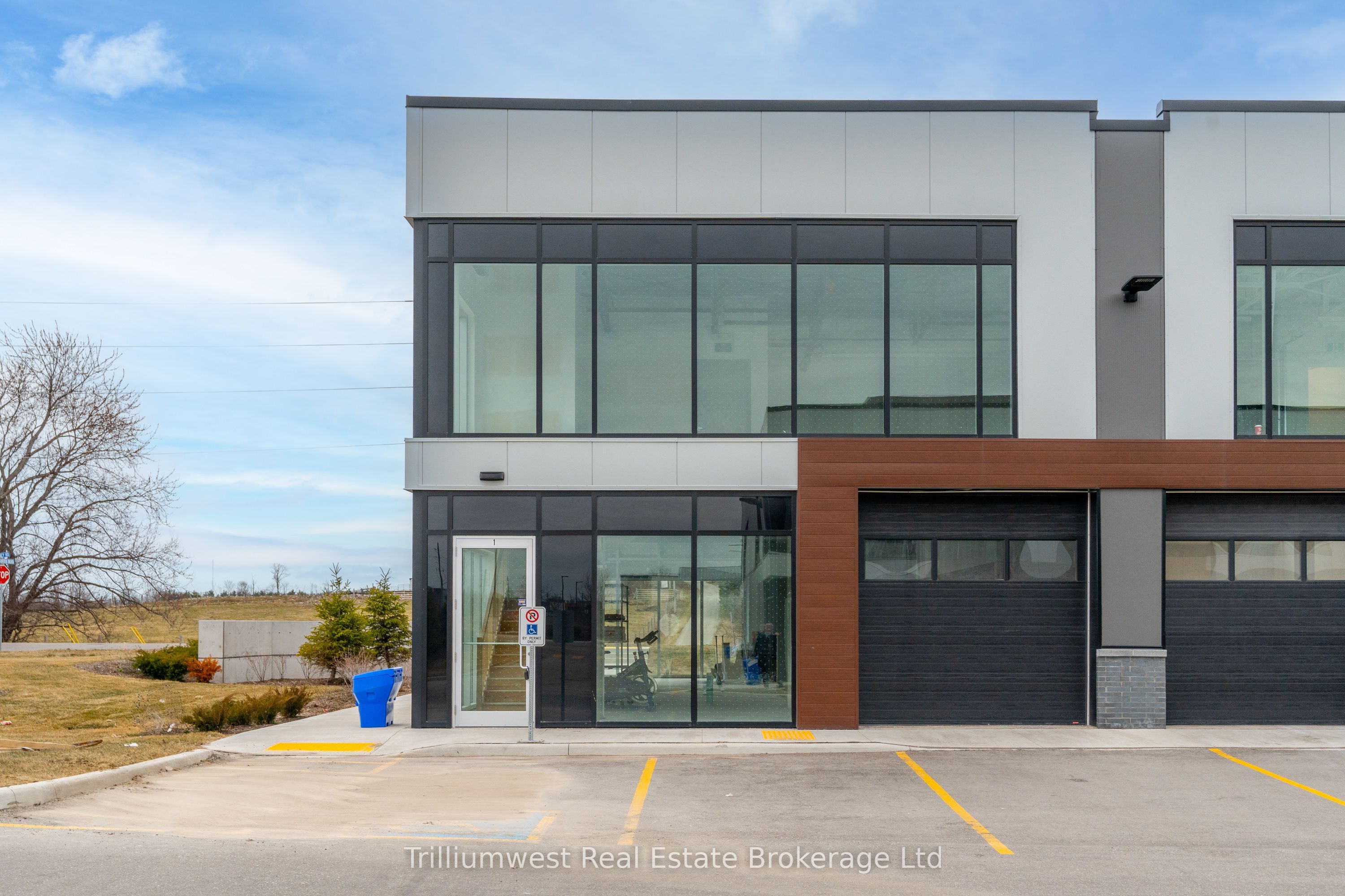 #upper & Lower - 595 Hanlon Creek Boulevard Property Photo 2